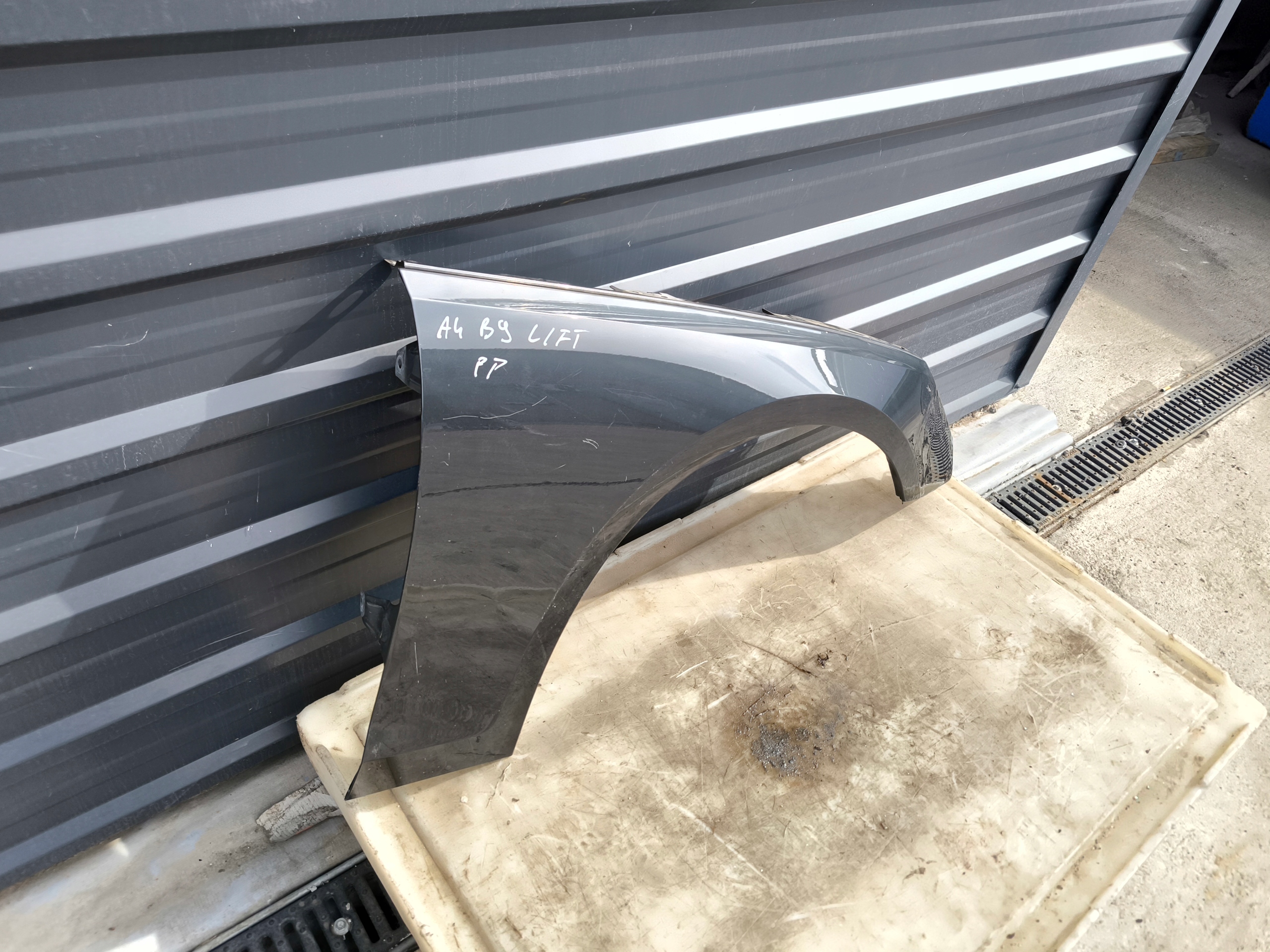 fender right front AUDI A4 B9 LIFT OD 2019 ROKU original !!!