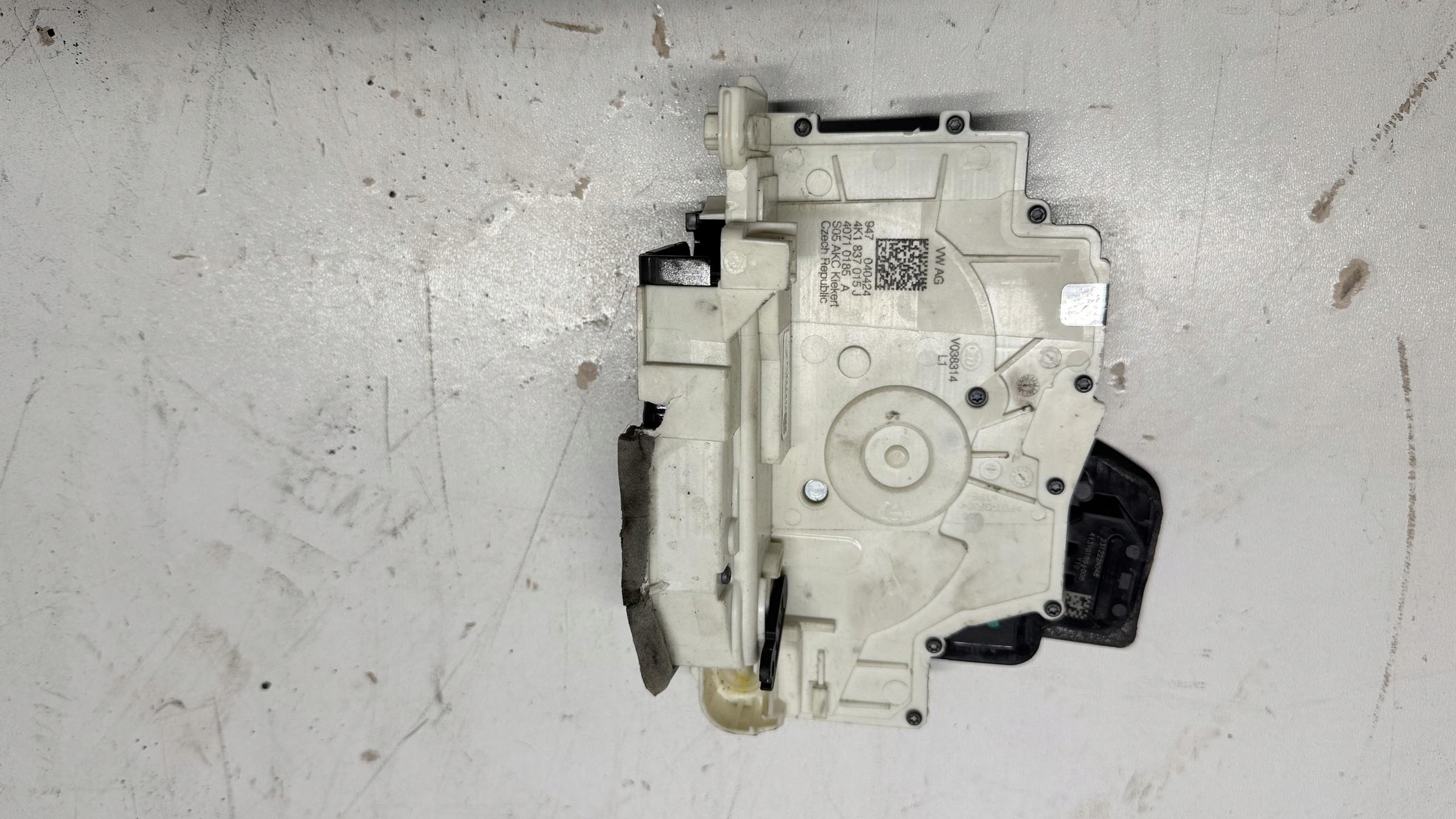 lock door left front AUDI Q7 Q8 Audi OE 4K1837015J