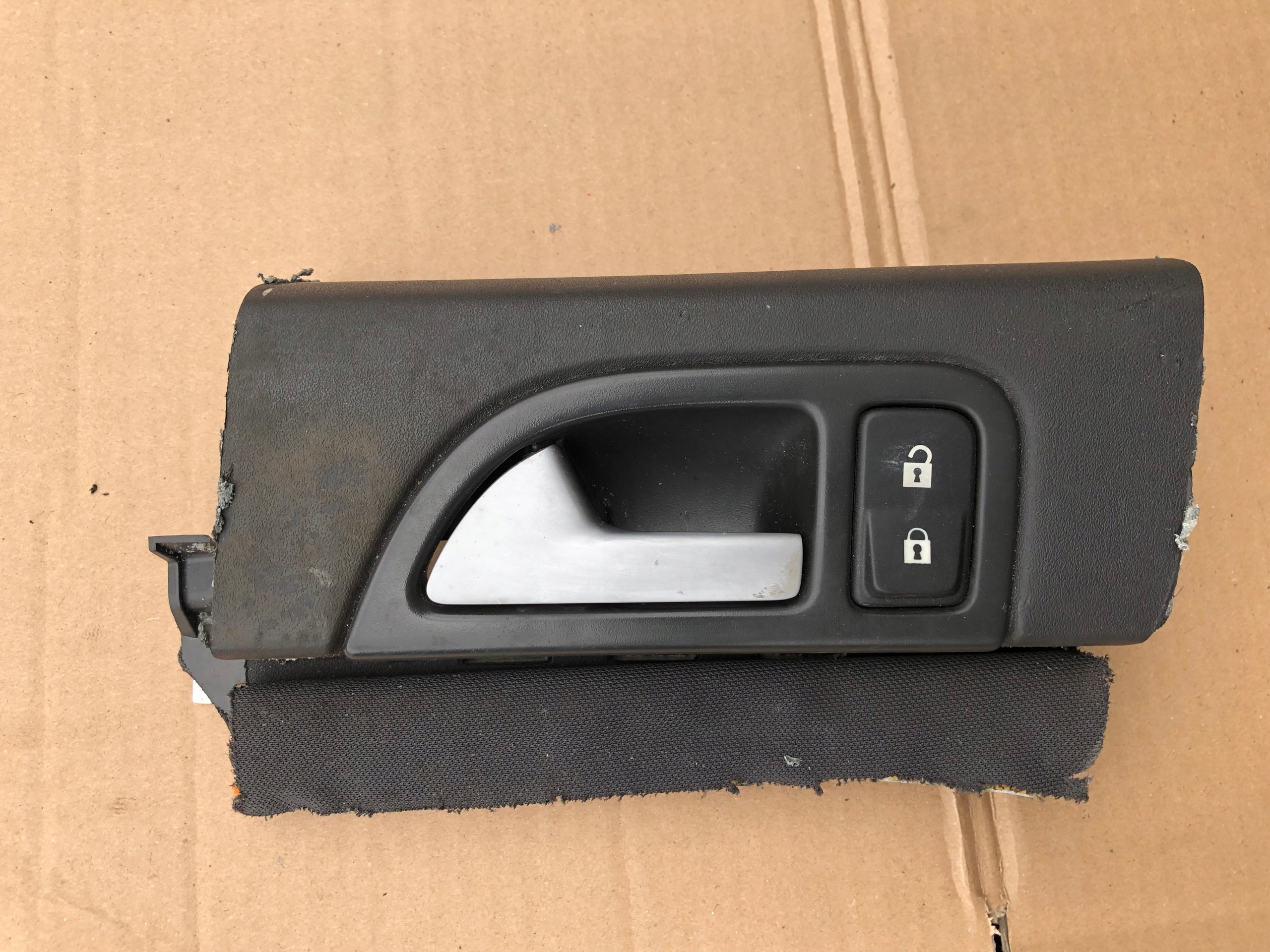 левая передняя ручка двери volvo S40 V50 04-12