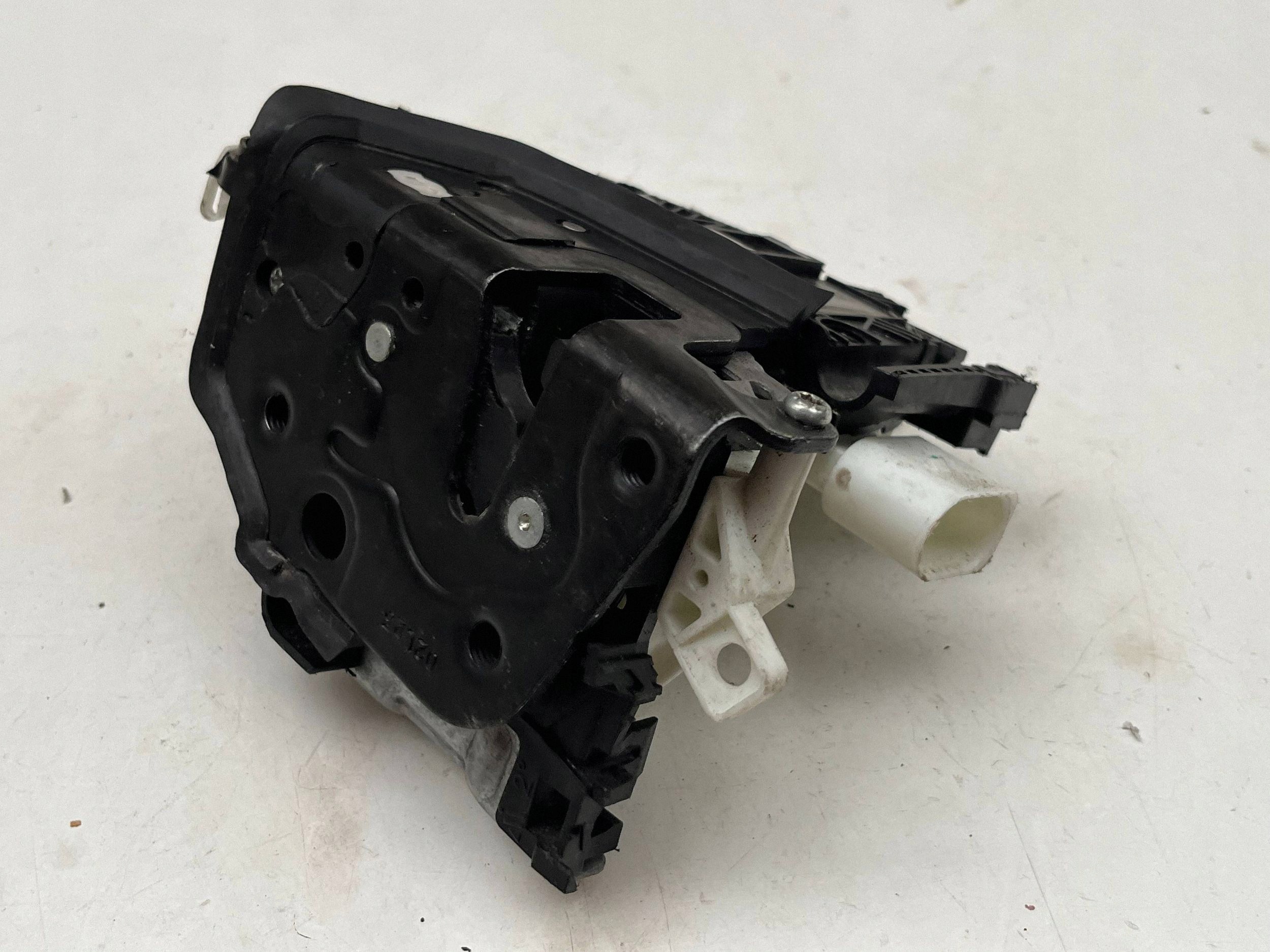 AUDI A4 B9 lock door left front 8X1837015D @M