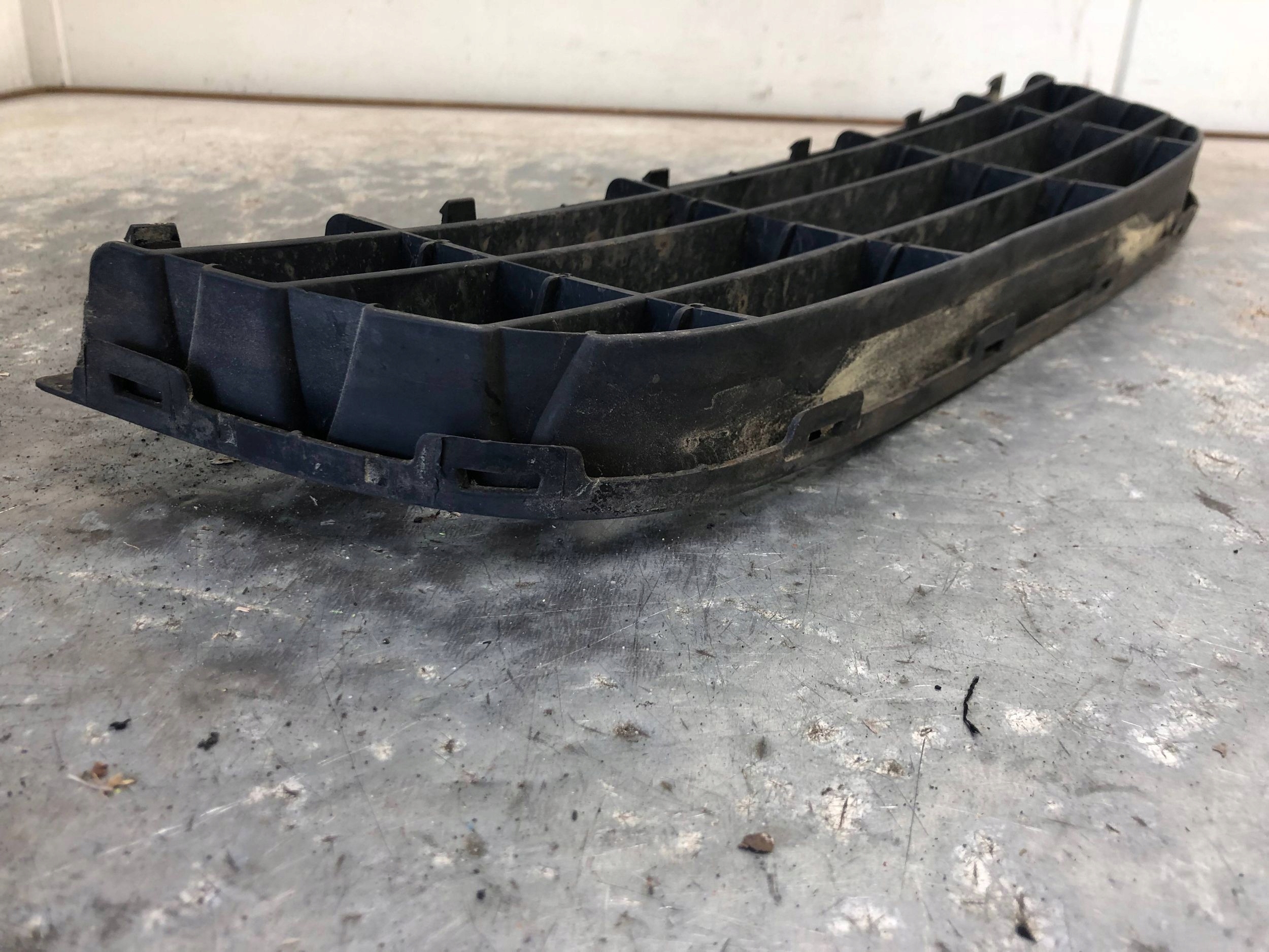 grid of a bumper front VW POLO IV 9N 6Q0853677B