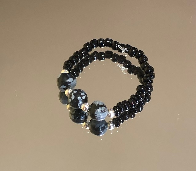 ELASTYCZNY PIERŚCIONEK KORALIKI OBSYDIAN ŚNIEŻNY Materiał szkło