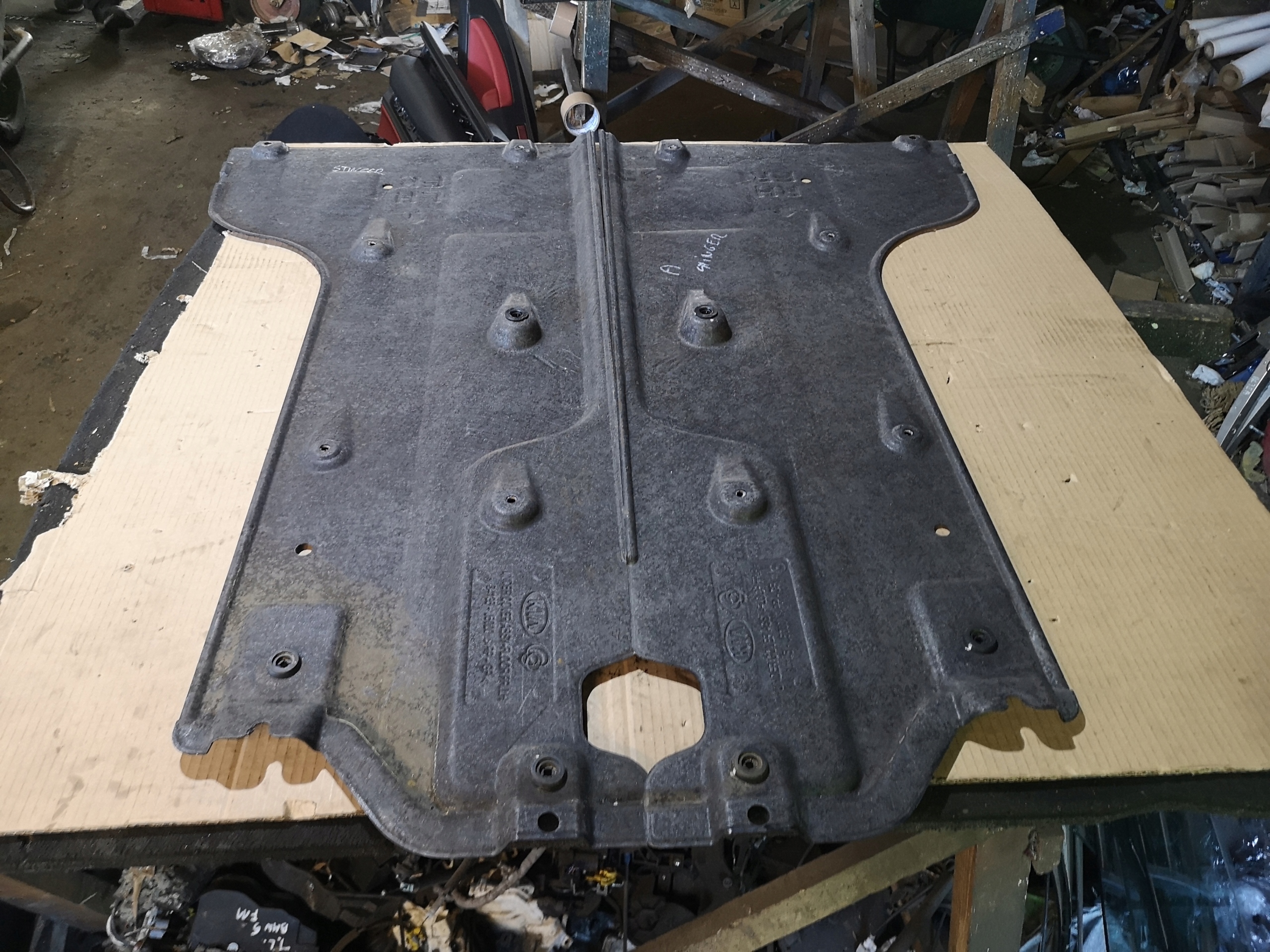 3.3 84135-J5000 - KIA STINGER ЗАХИСТ ШАСІ ЛІВА ПРАВА 20R