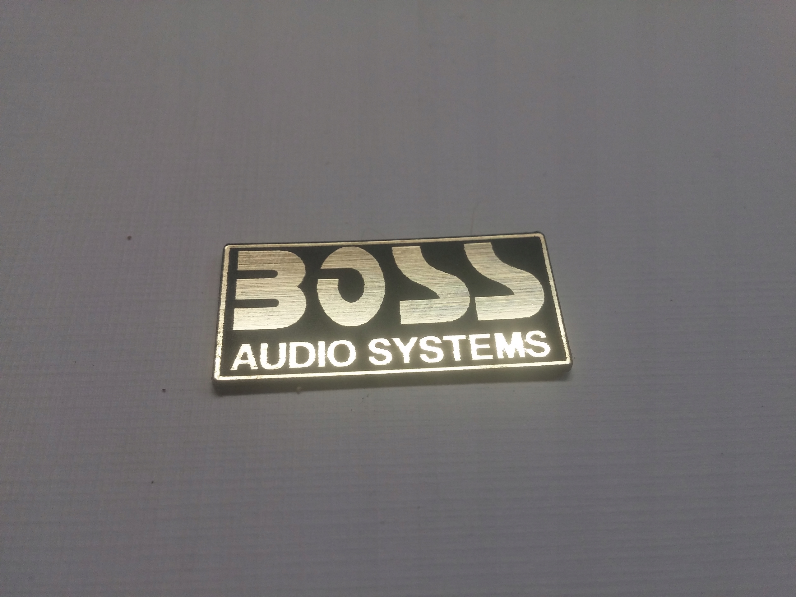 

Boss Audio naklejka emblemat 28 x 13 mm*ZŁOTA