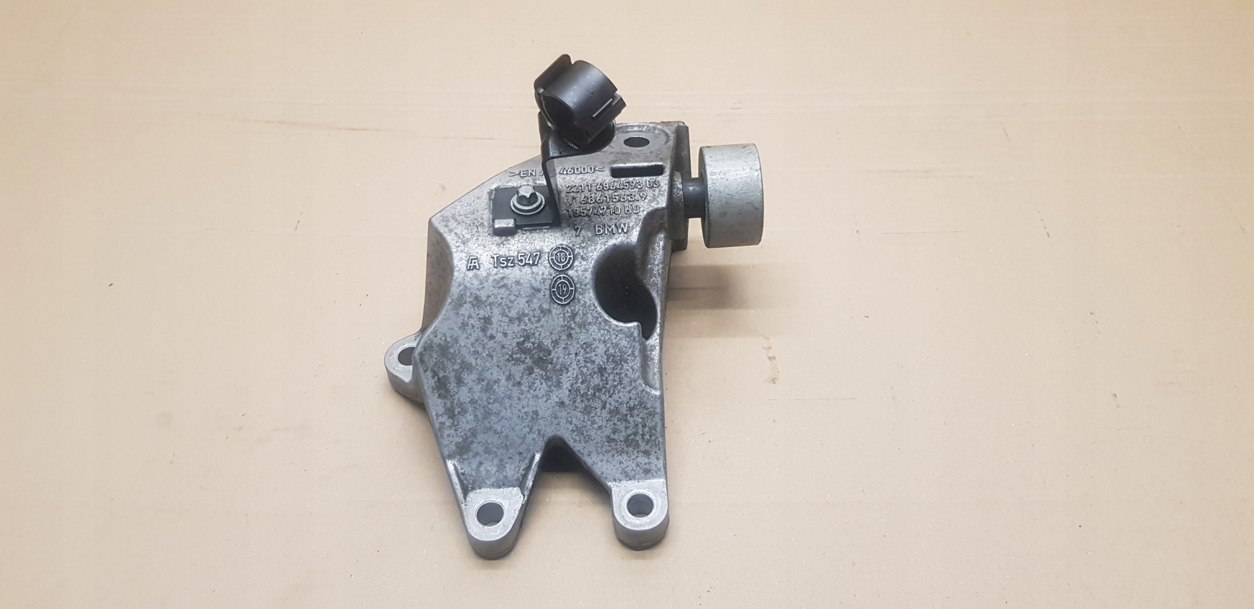 BMW G30 G31 лапа двигуна ліва 6864593