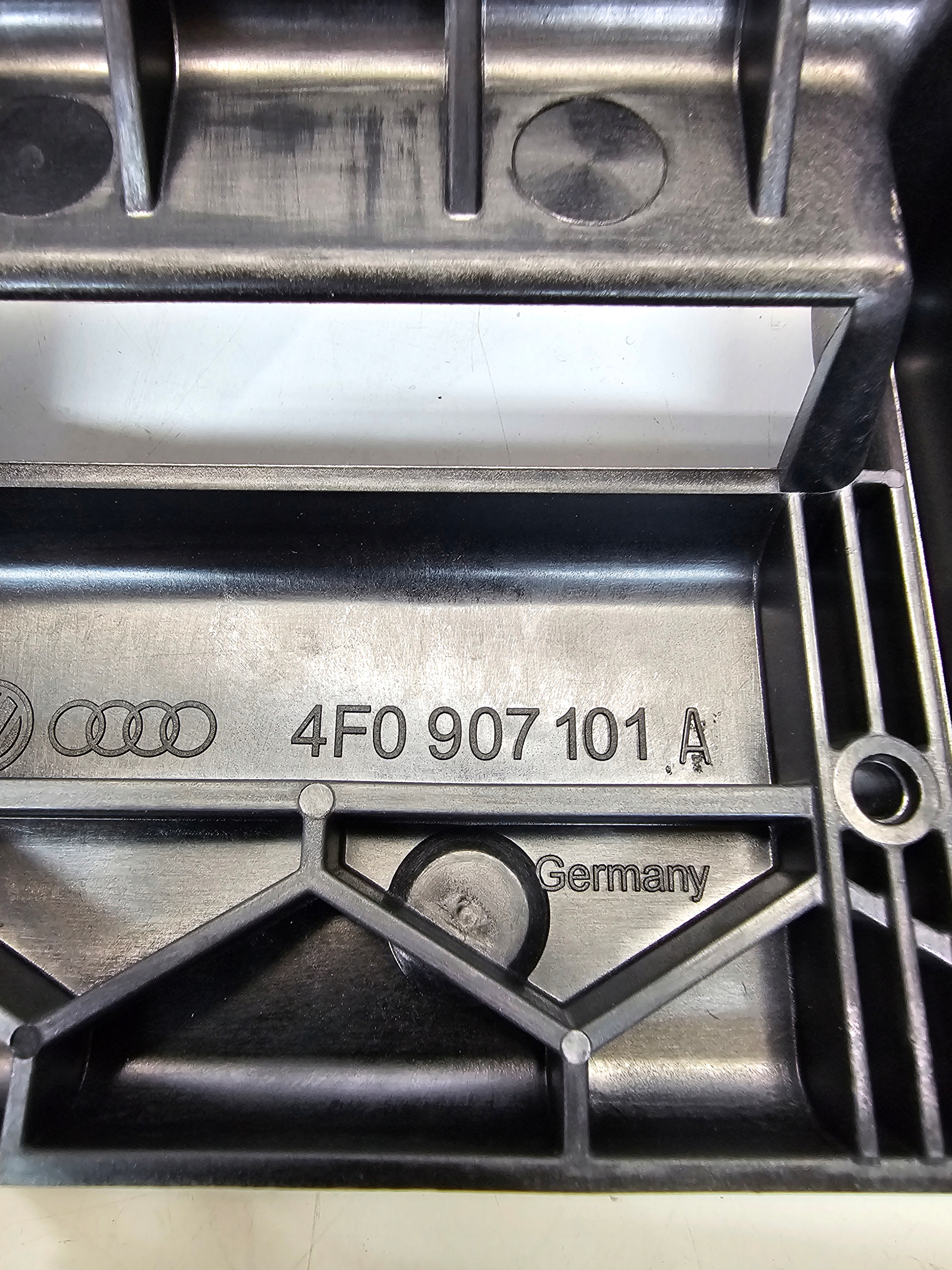 drška držač pojačala AUDI A4 B8 A5 8T 4F0907101A