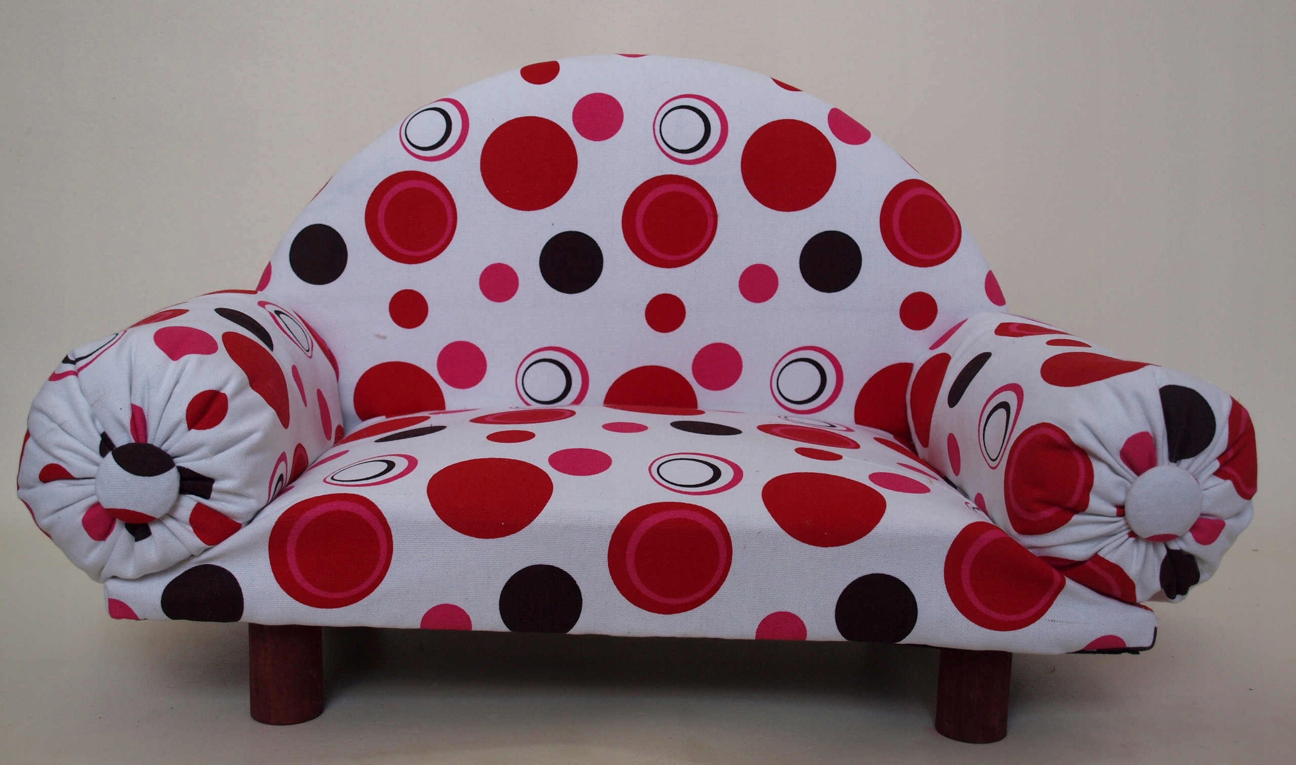 Levně Dřevěná pohovka pro psa nebo kočku – černá a červená barva