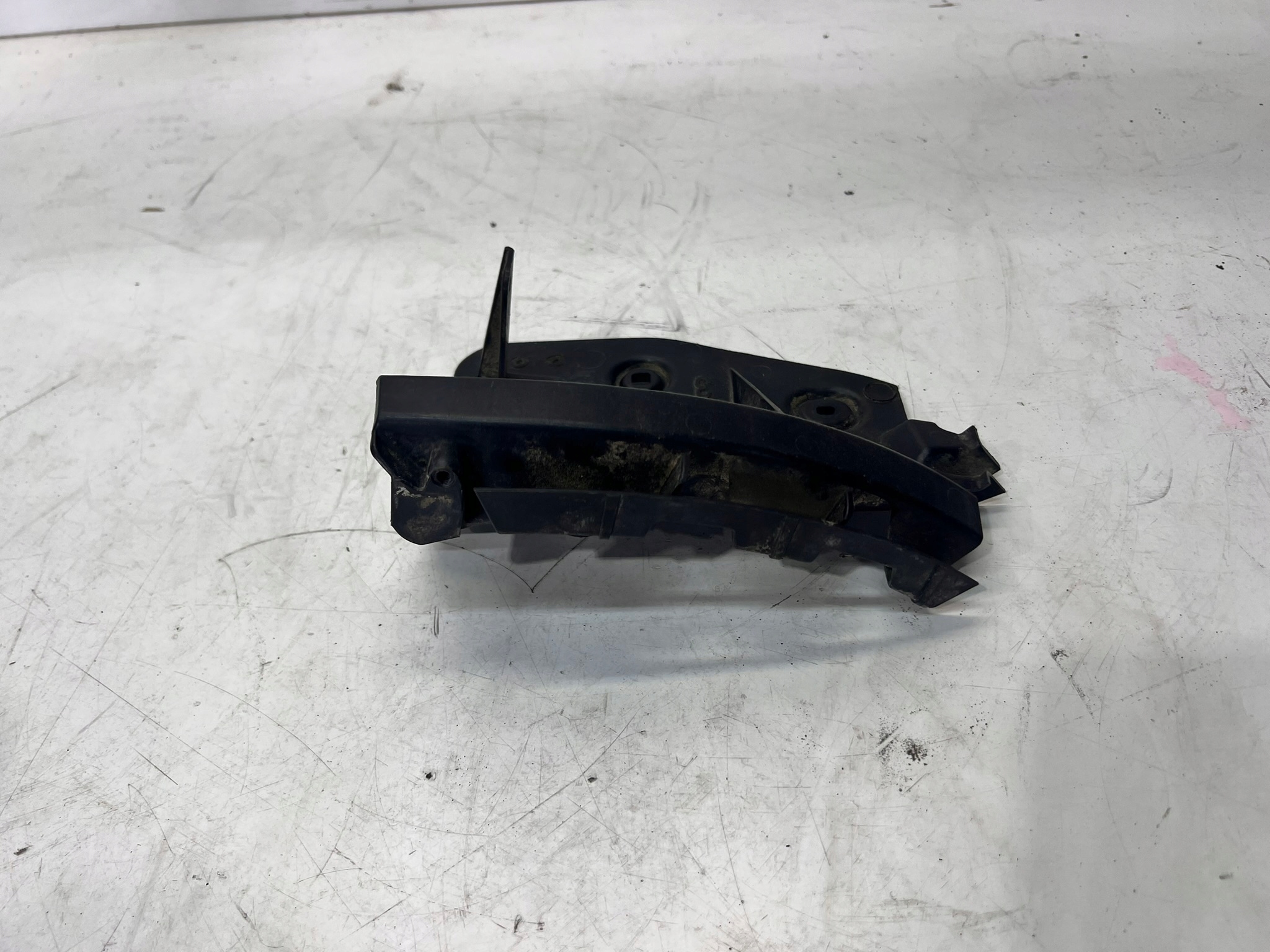 support bracket holder of a bumper left rear part AUDI A3 8P CABRIO 8P7807393