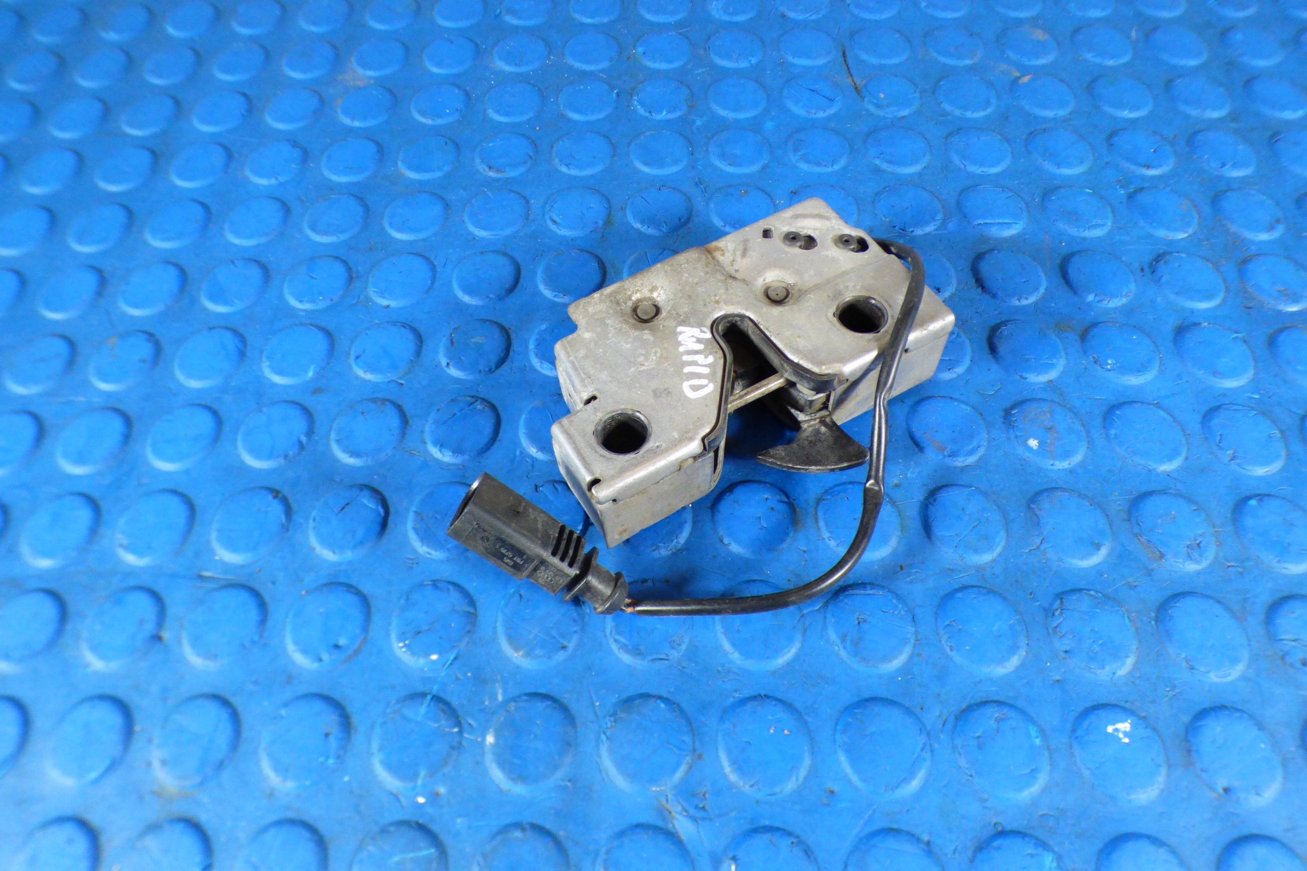 Serrure capot 5JA823509E st.BDB Original SKODA RAPID