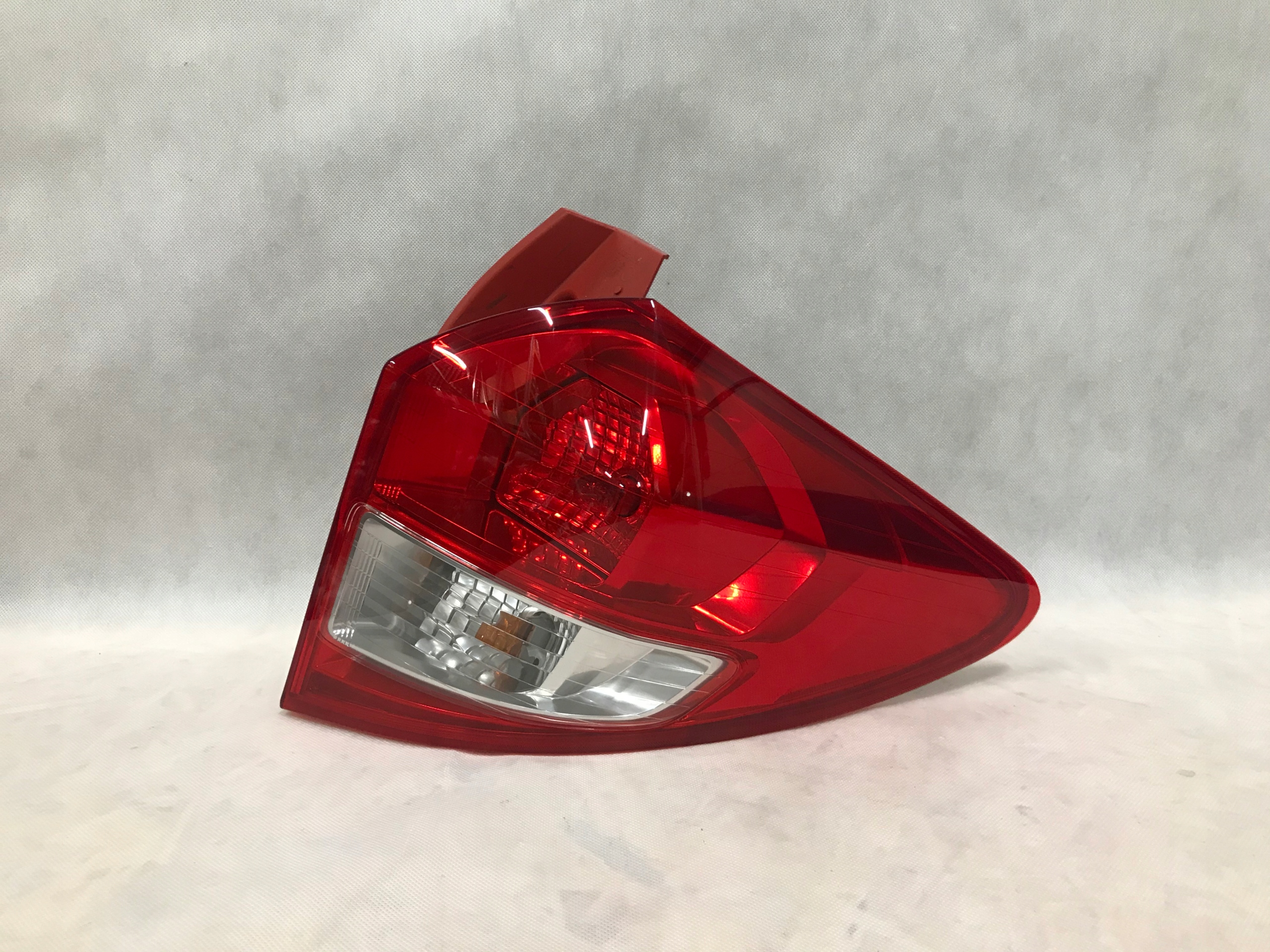 SUBARU ТРЕЗІА 09-13 ФАРА ЗАДНЯ ПРАВА ЄВРОПА