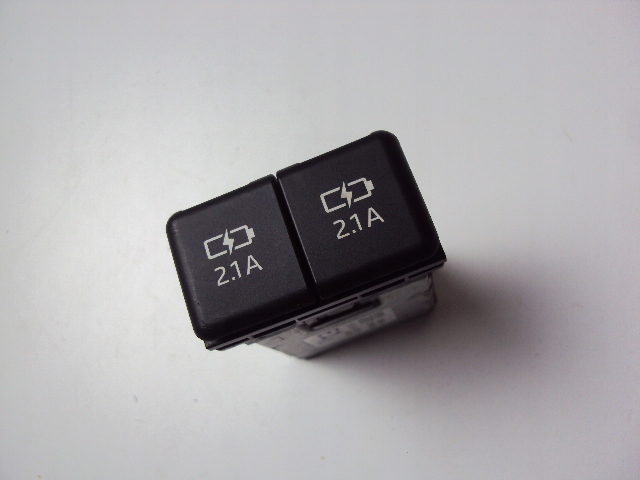 GNIAZDO ŁADOWARKA USB TOYOTA RAV-4 V 2018-