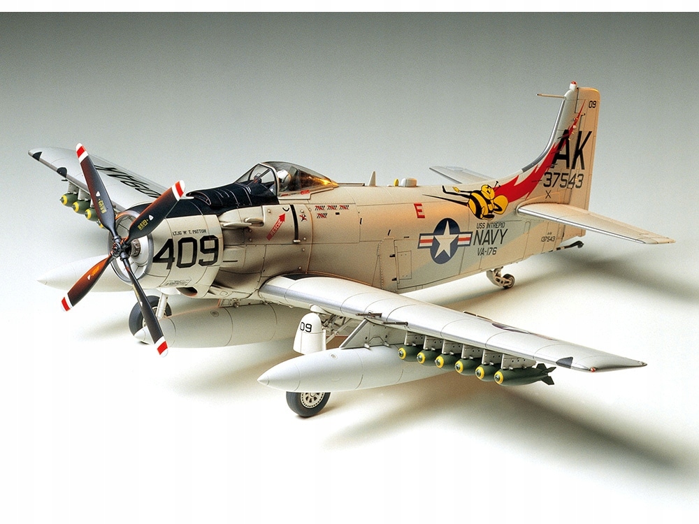 Letadlo Douglas A-1H Skyraider model 61058 Tamiya