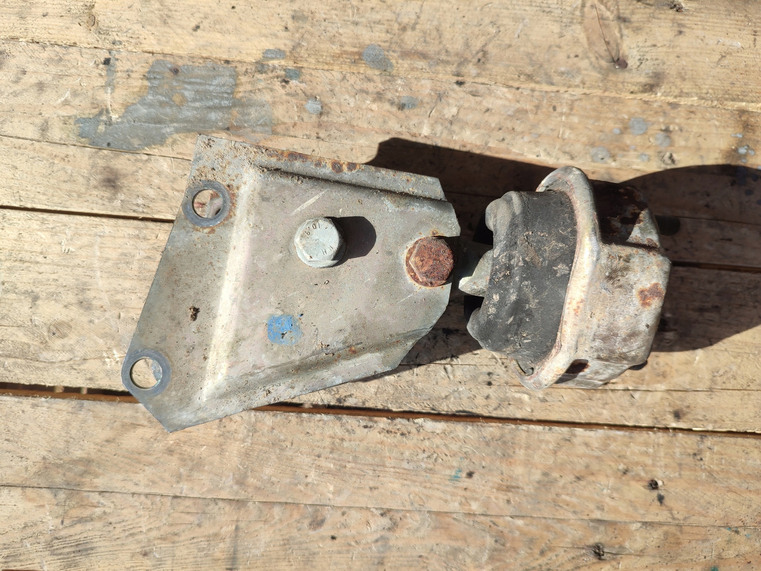 engine mount left VOLKSWAGEN 7D0399107AC