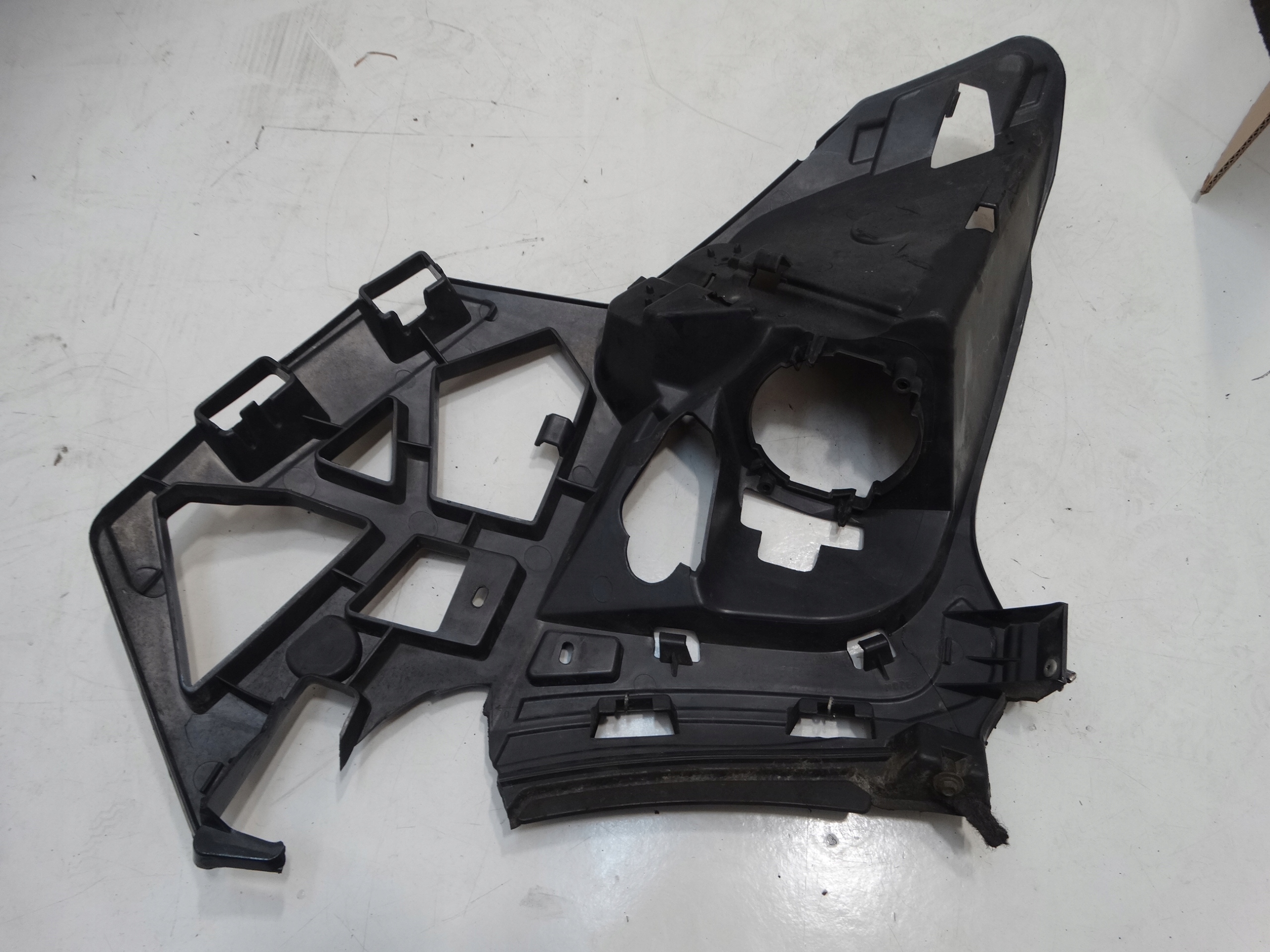 bumper bracket left front RENAULT SCENIC III 09-13R. 001033319