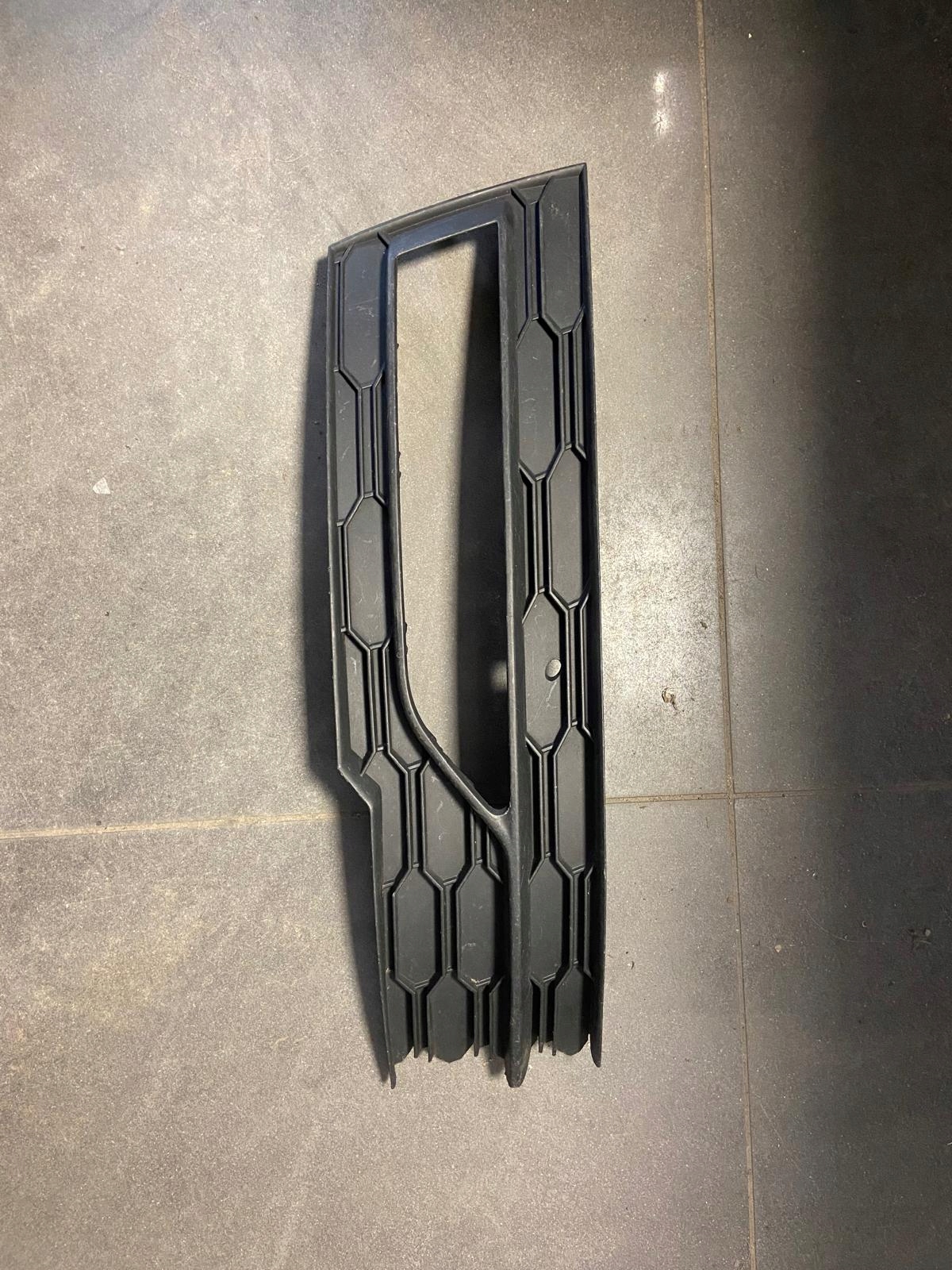 grid of a bumper left front SKODA OCTAVIA IV 5E3807681