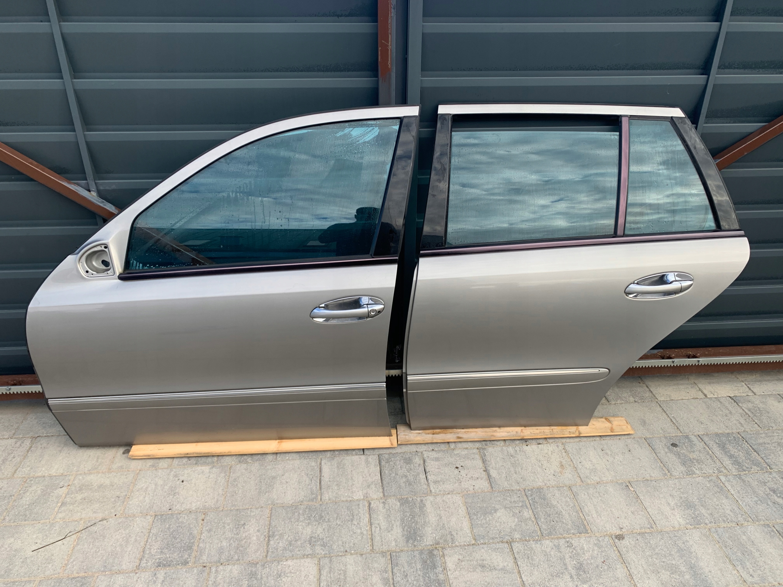 ! ORGINAŁ ! MERCEDES E W211 DRZWI TYŁ TYLNE TYL LEWE LEWY LEWA C723 723