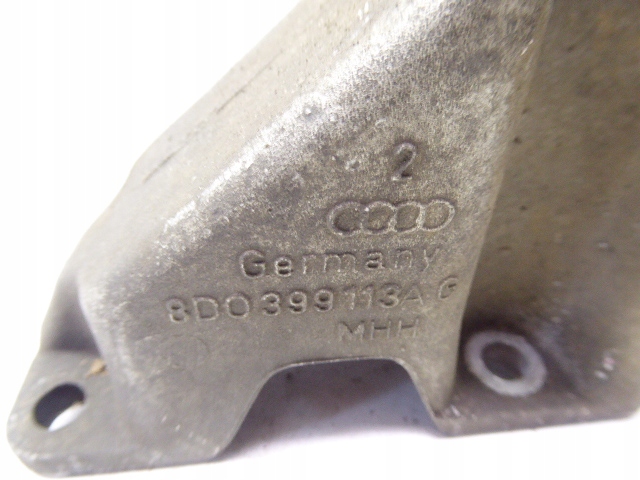AUDI A4 B5 8D5 97-01 ŁAPA WSPORNIK SKRZYNI BIEGÓW 2.4 V6 ALF Producent części Audi OE