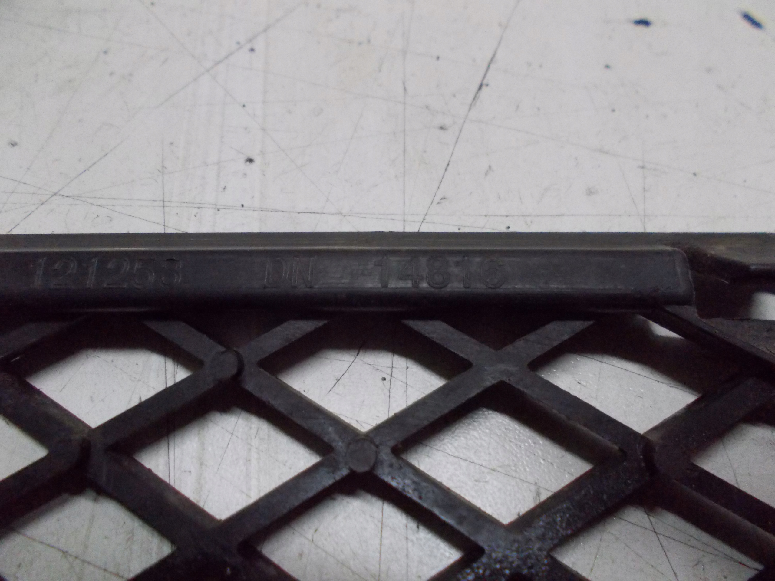 BMW X3 E83 3.0D 08R grid of a bumper front 3416203