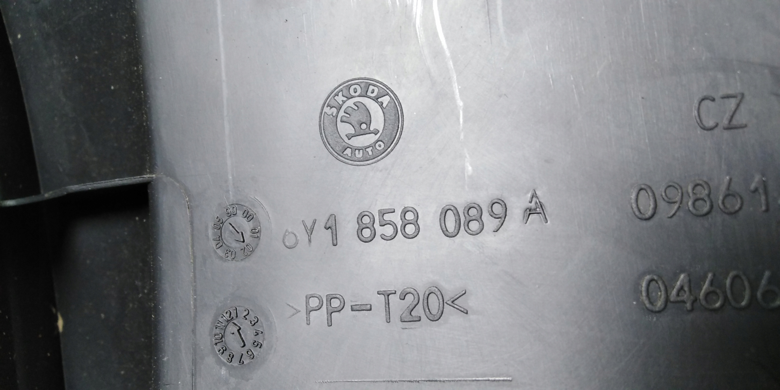 FABIA I 02R RAMKA RADIA KONSOLA ŚRODKOWA EUROPA Jakość części (zgodnie z GVO) O - oryginał z logo producenta pojazdu (OE)