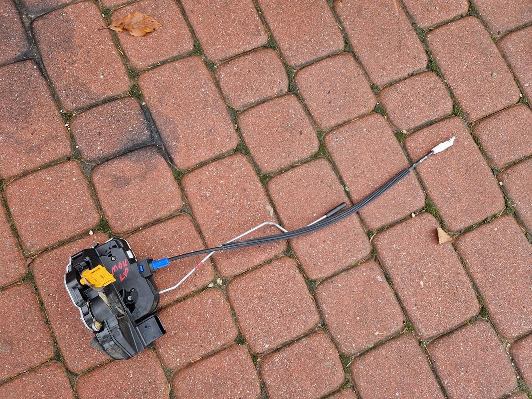 lock door left front Opel Mokka 5PIN EUROPA
