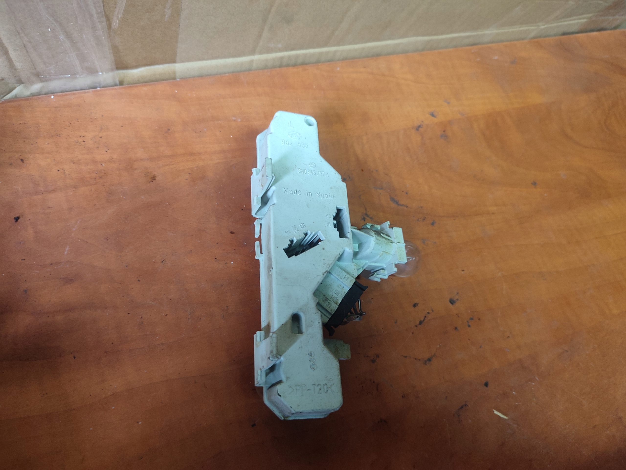 light housing rear part left connecting spoiler POLO III 6N0945257A