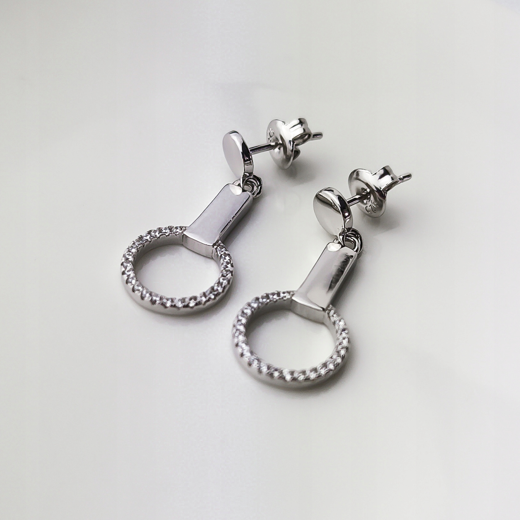 Stříbrné náušnice s tyčinkami a bílými kameny p.925