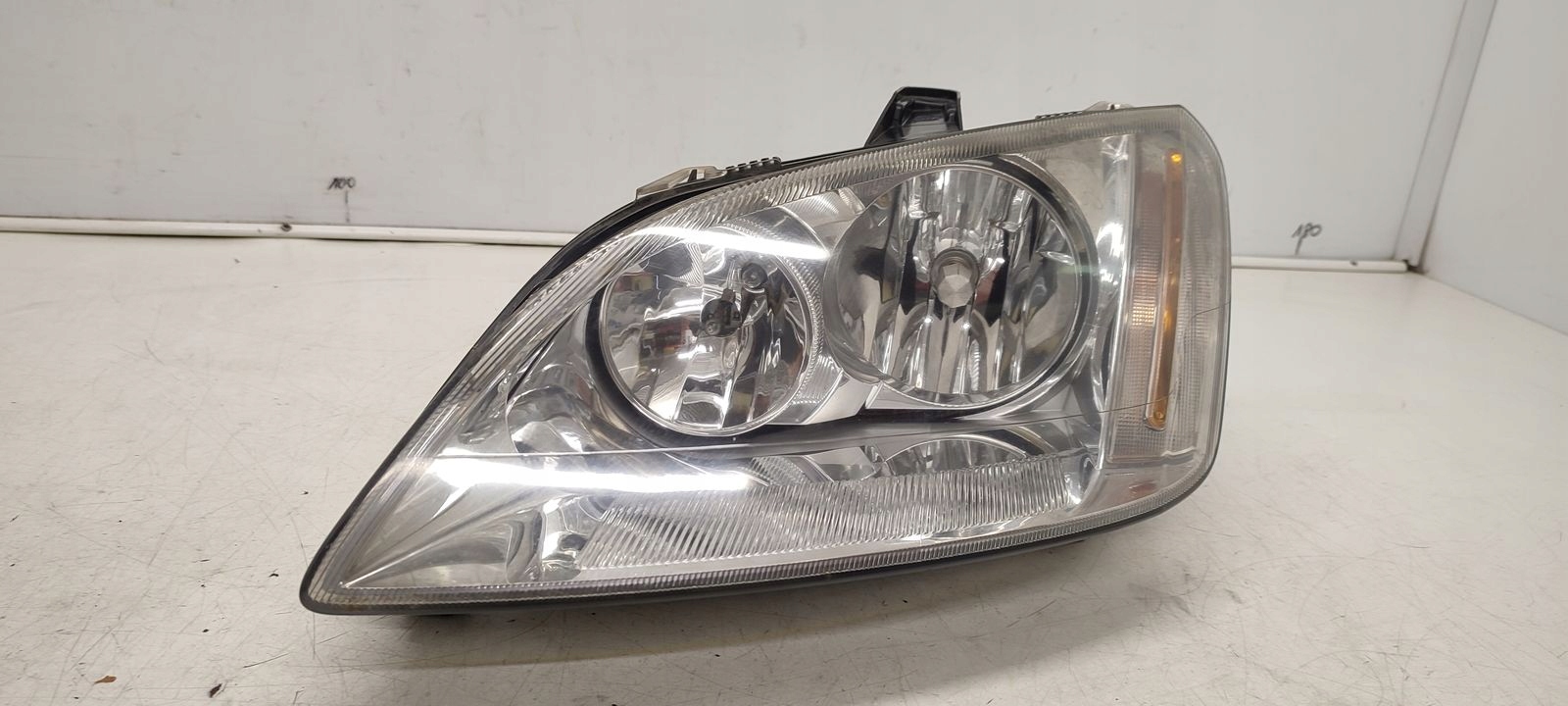 light front front left Ford C-MAX