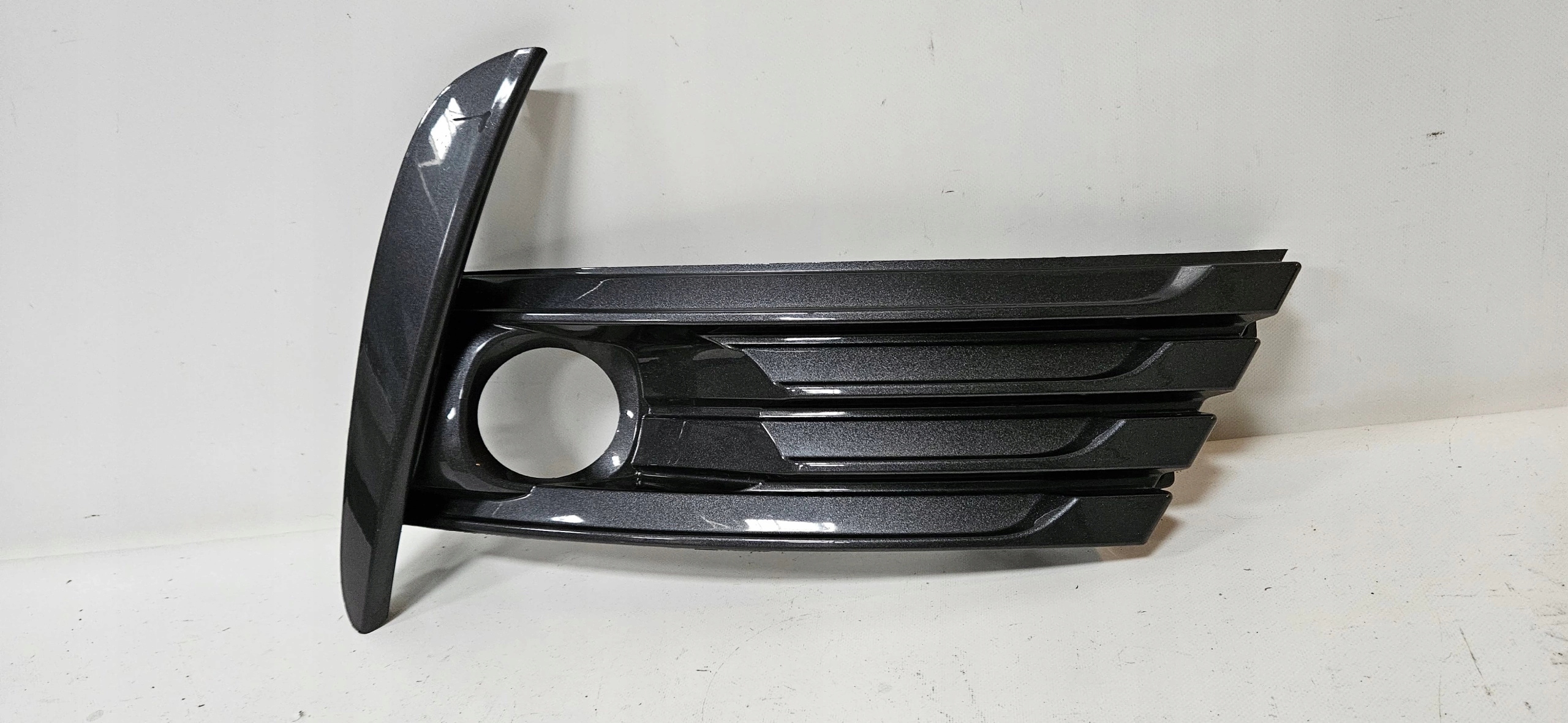 grid of a bumper right TOYOTA COROLLA E16 LIFT ORYG