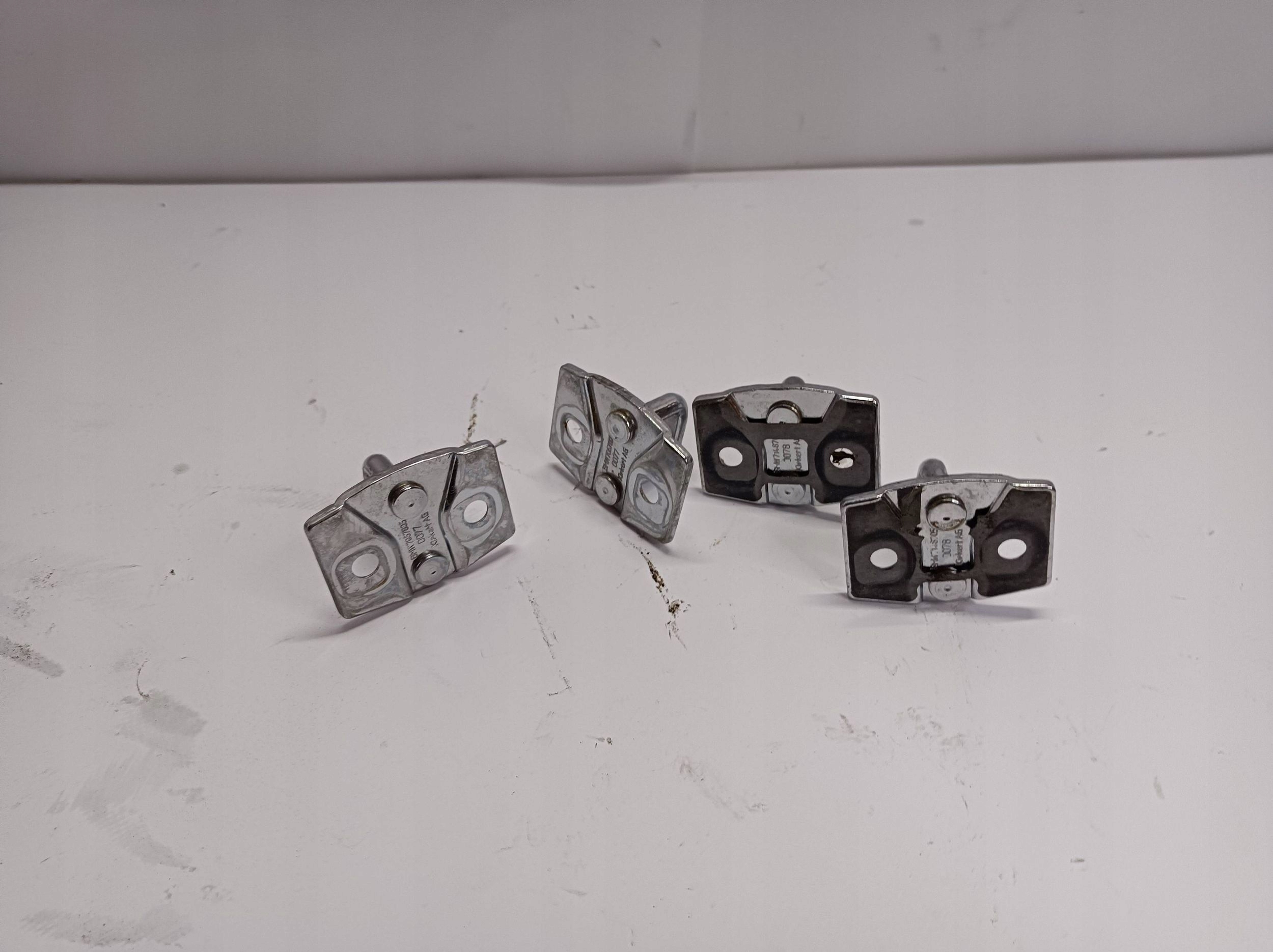 hook of a lock door rygiel BMW E81 E87 E90 E91 E60 E61 7148705 komplet 4 szt