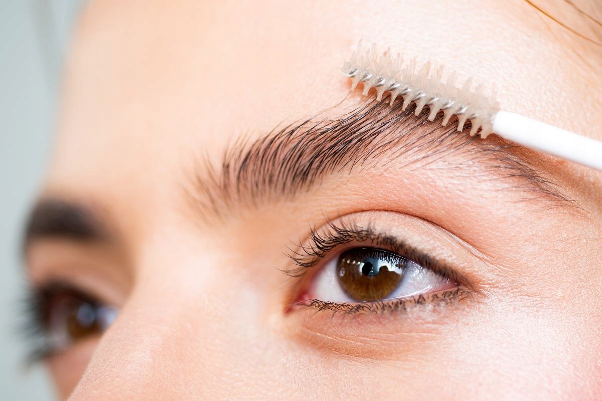 MYDEŁKO DO STYLIZACJI BRWI EFEKT LAMINACJI UTRWALAJĄCE KSZTAŁT REVERS Kod producenta 5902815185840