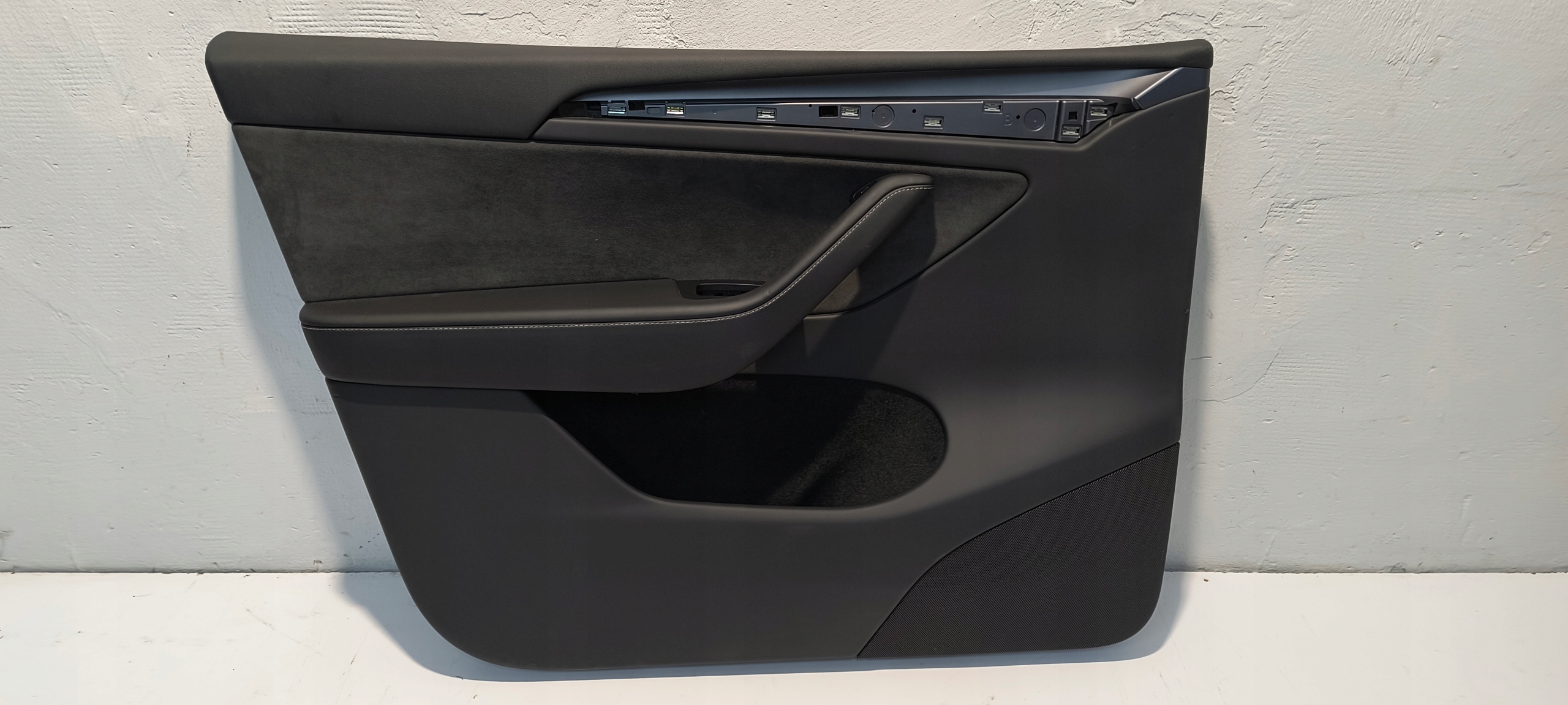 обивка дверные карты передний левый tesla MODEL Y`