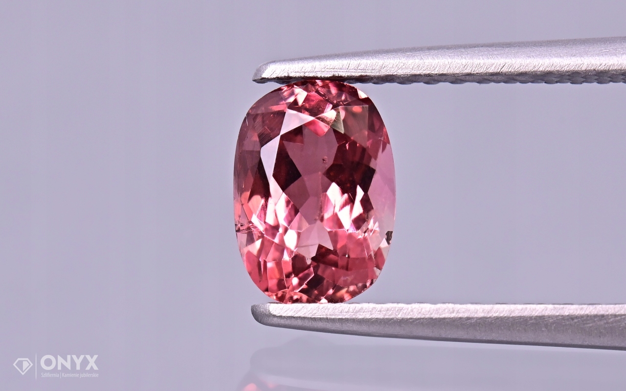 Fasetovaný turmalín cushion 7,5x5 mm