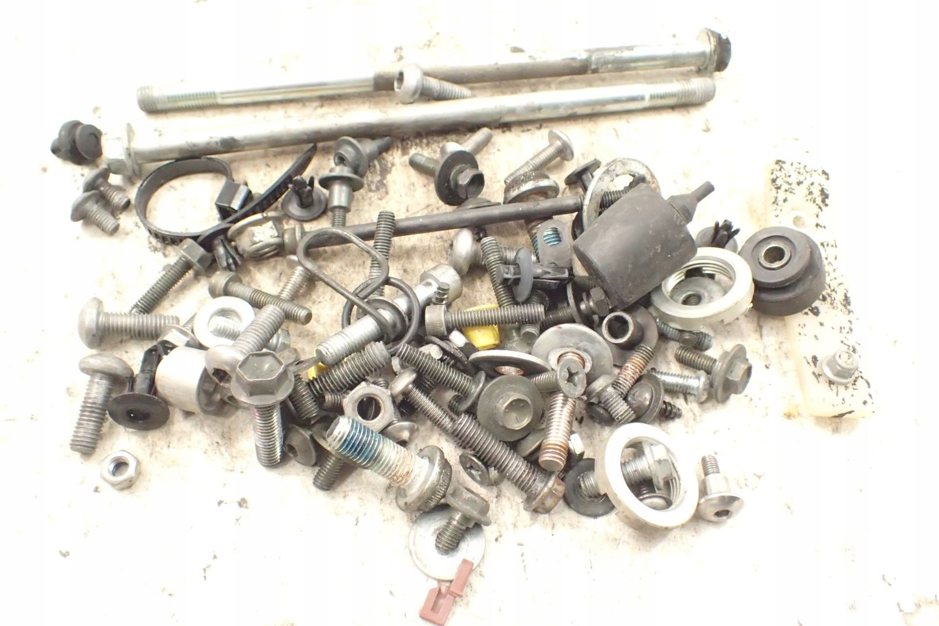 Suzuki GSX-R 1000 ( K3 K4 ) Śruby z demontażu