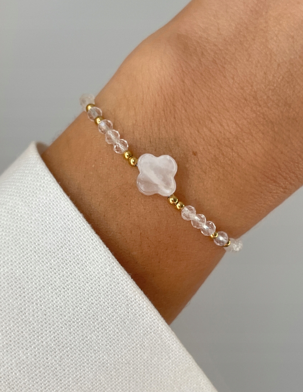 Náramek na nitě s křišťálem – intuice, koncentrace