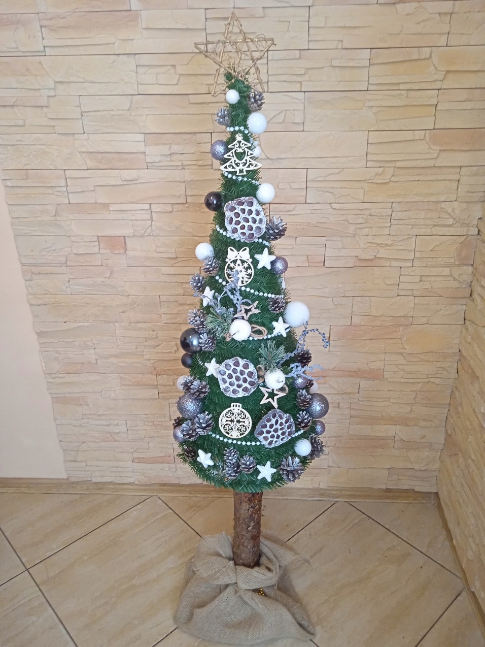 

Choinka Na Pniu Palu Stożek 140 cm Z Dekoracją led