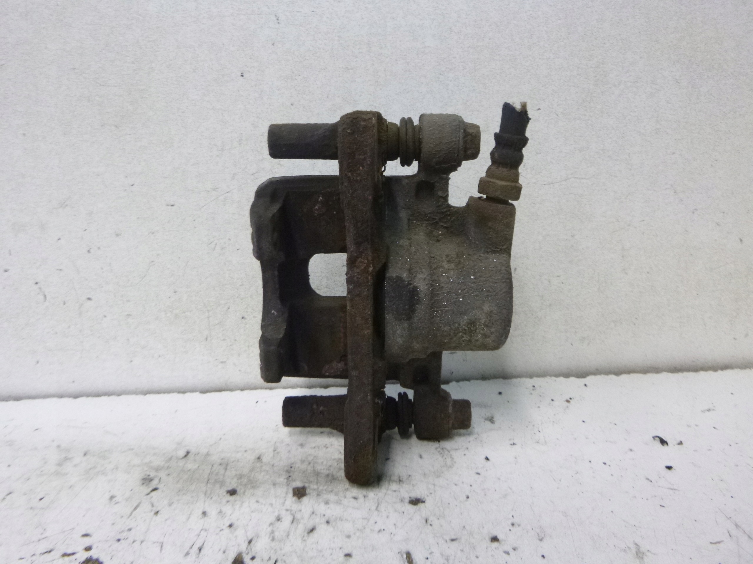 caliper brake + Jarzmo rear part left Mitsubishi Outlander and 2.4b 2004r.