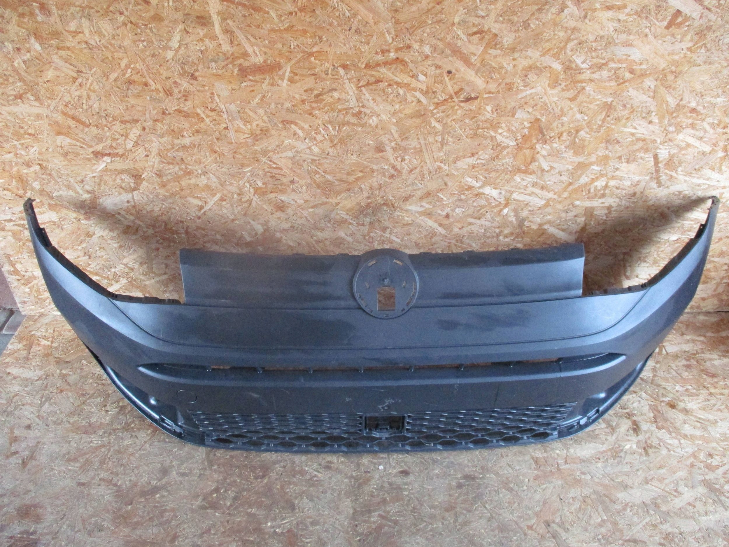 nárazník předek přední VW CADDY 2K7