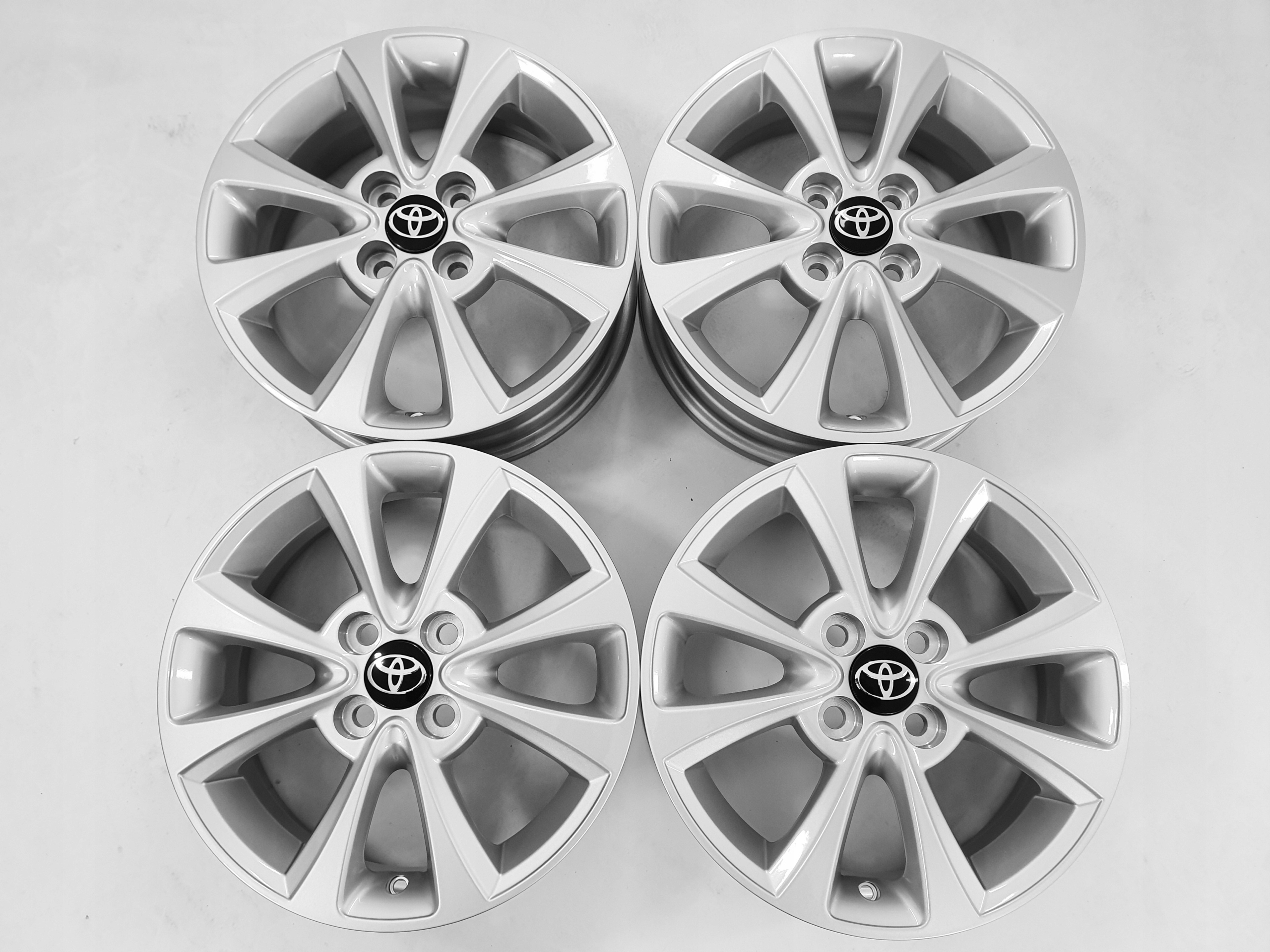 NOWE ORYGINALNE ALUFELGI TOYOTA 15 Yaris III 5JX15 ET39 PW457-0D001 Liczba felg w ofercie 4 szt.