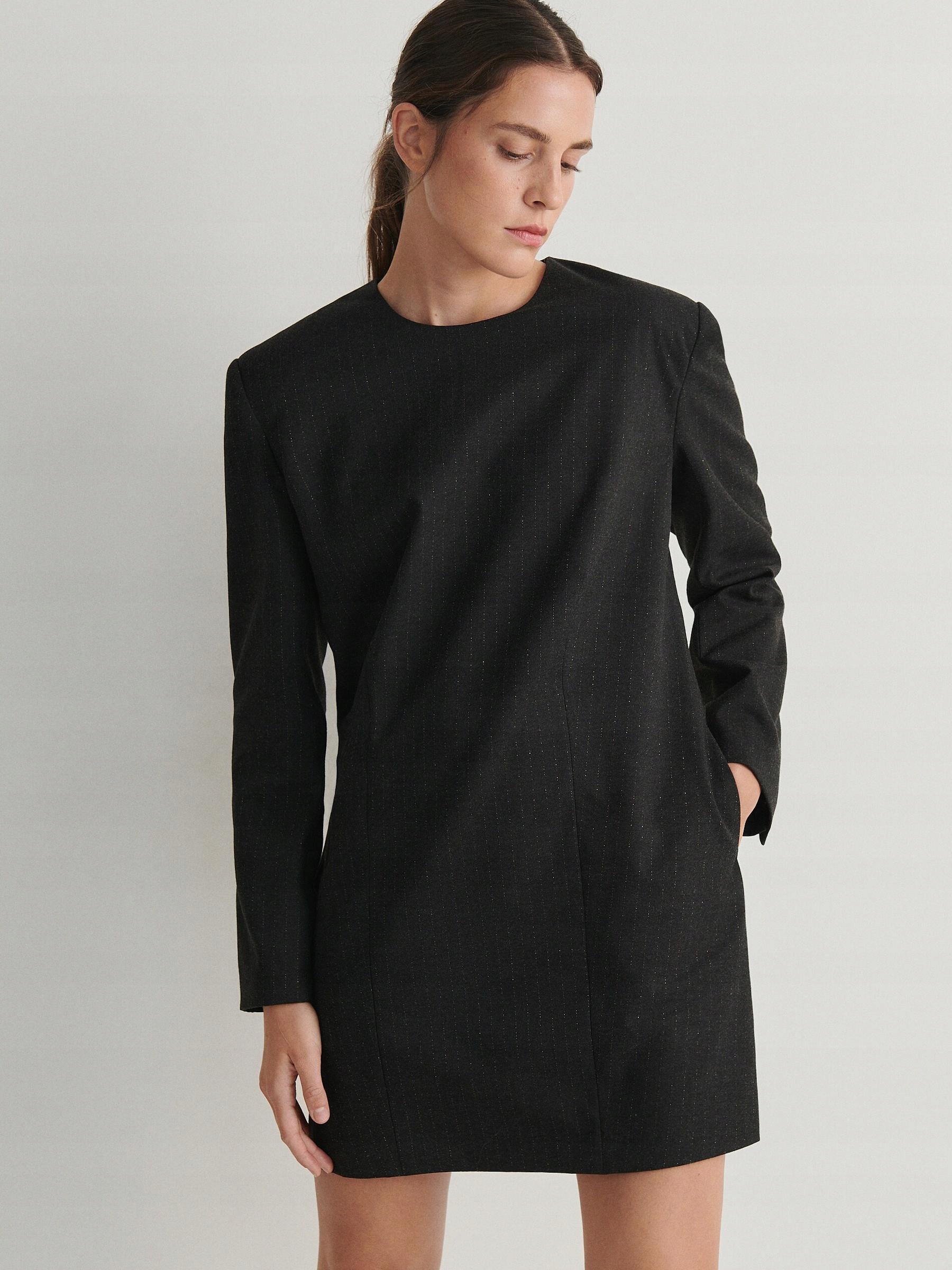 Černé Šaty S Metalickým Pruhem Reserved XL