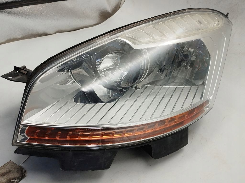 Citroen C4 Picasso and 1 light left front front