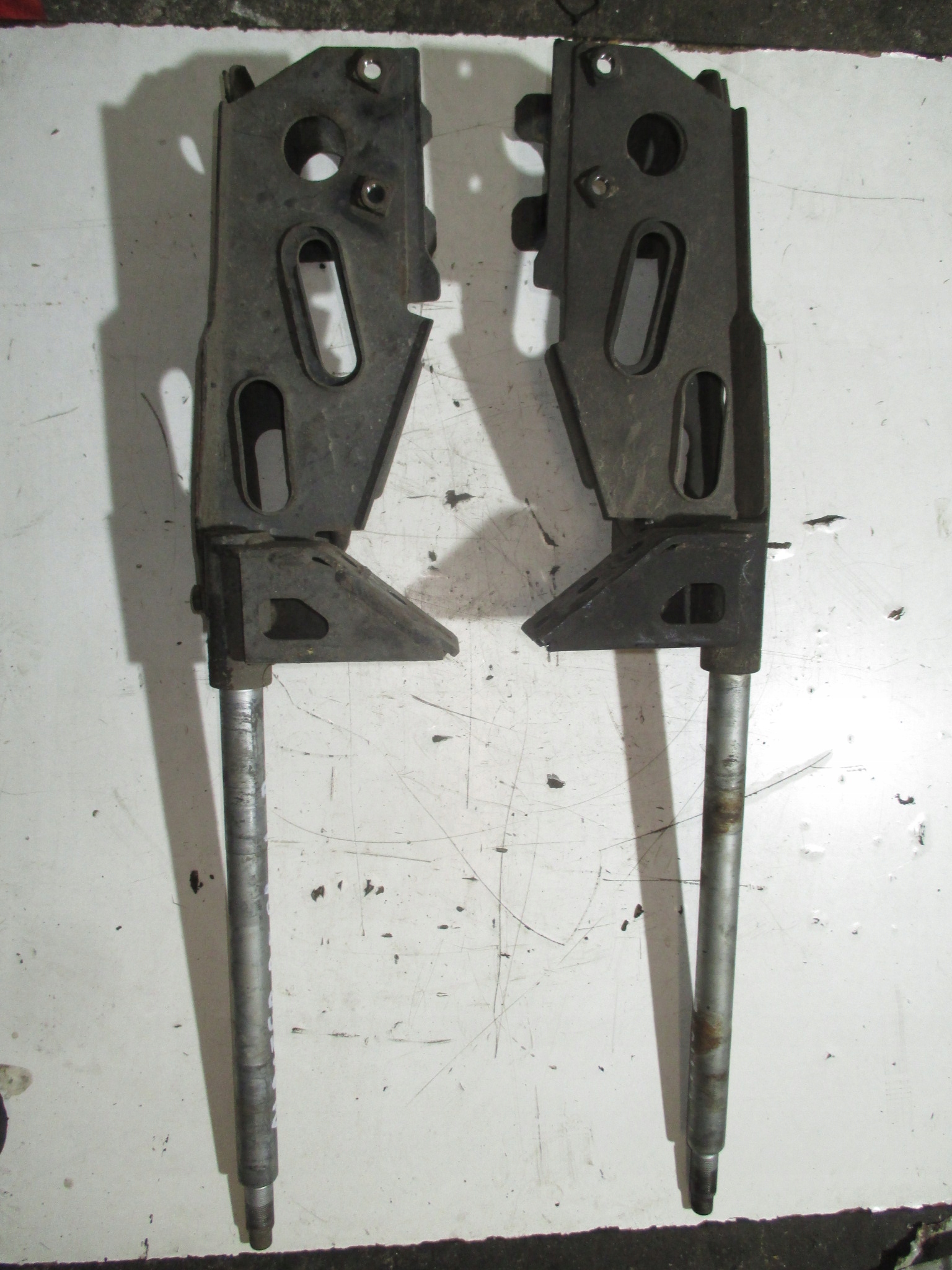 Śruba wahacza lewa Renault Master Movano 03-