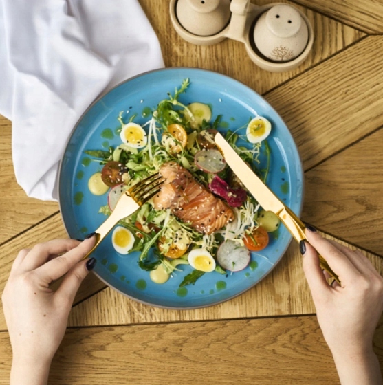 Komplet sztućców Homla Abele 16 el. złote Materiał wykonania metal