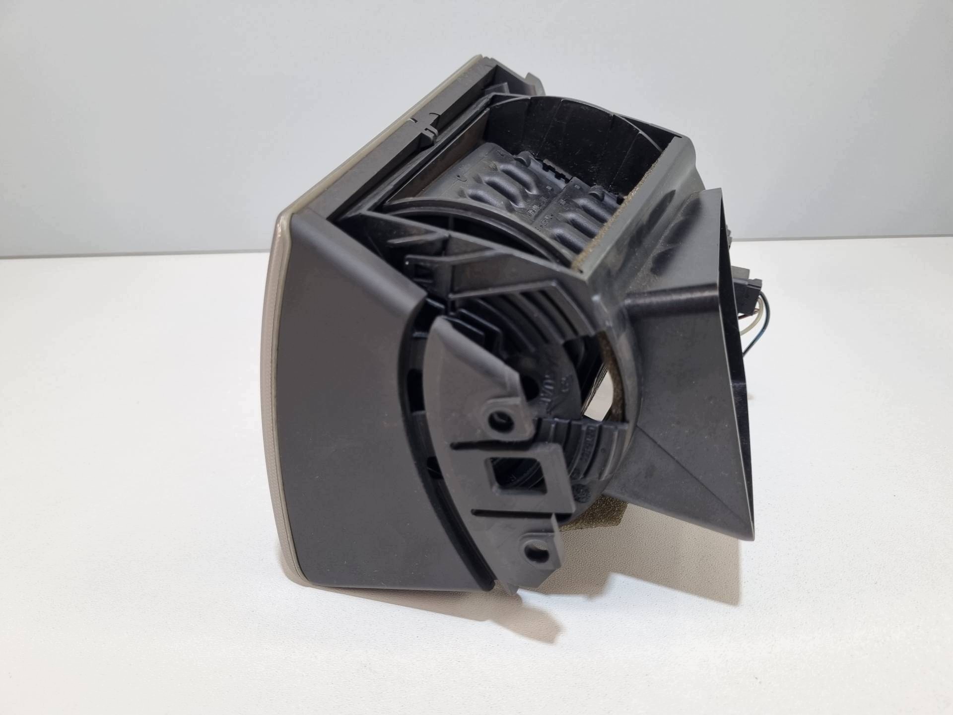 grid air conditioning devices front left side Jaguar XF 250 2009 8X23014A23