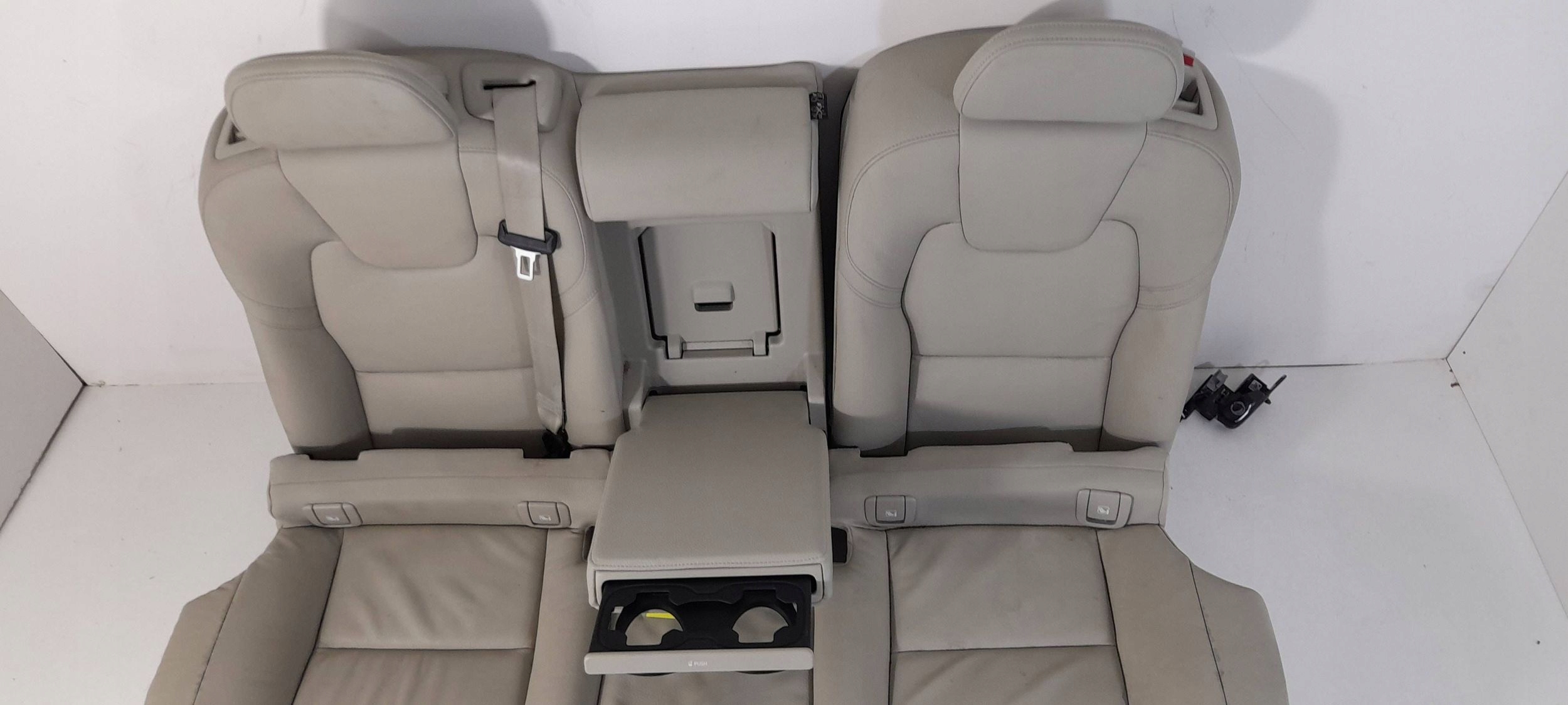 Volvo XC60 II 2022r Sitz hinten (T561)