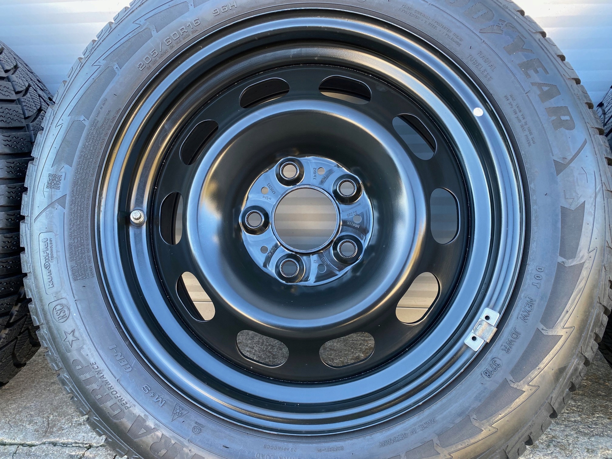 KOŁA ZIMOWE BMW 3 F30 F31 205/60/16 bdb 18r. RFT Rodzaj opon Zimowe