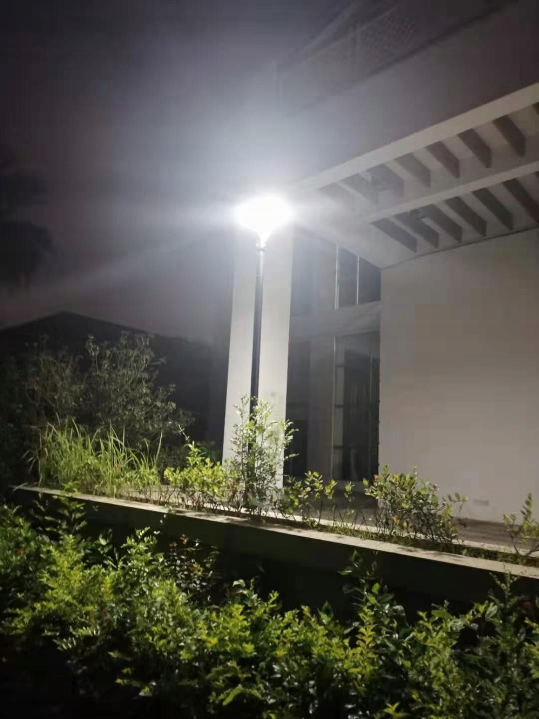 LAMPA SOLARNA CZUJNIK RUCHU ZMIERZCHU +PILOT 1600W Klasa efektywności energetycznej A