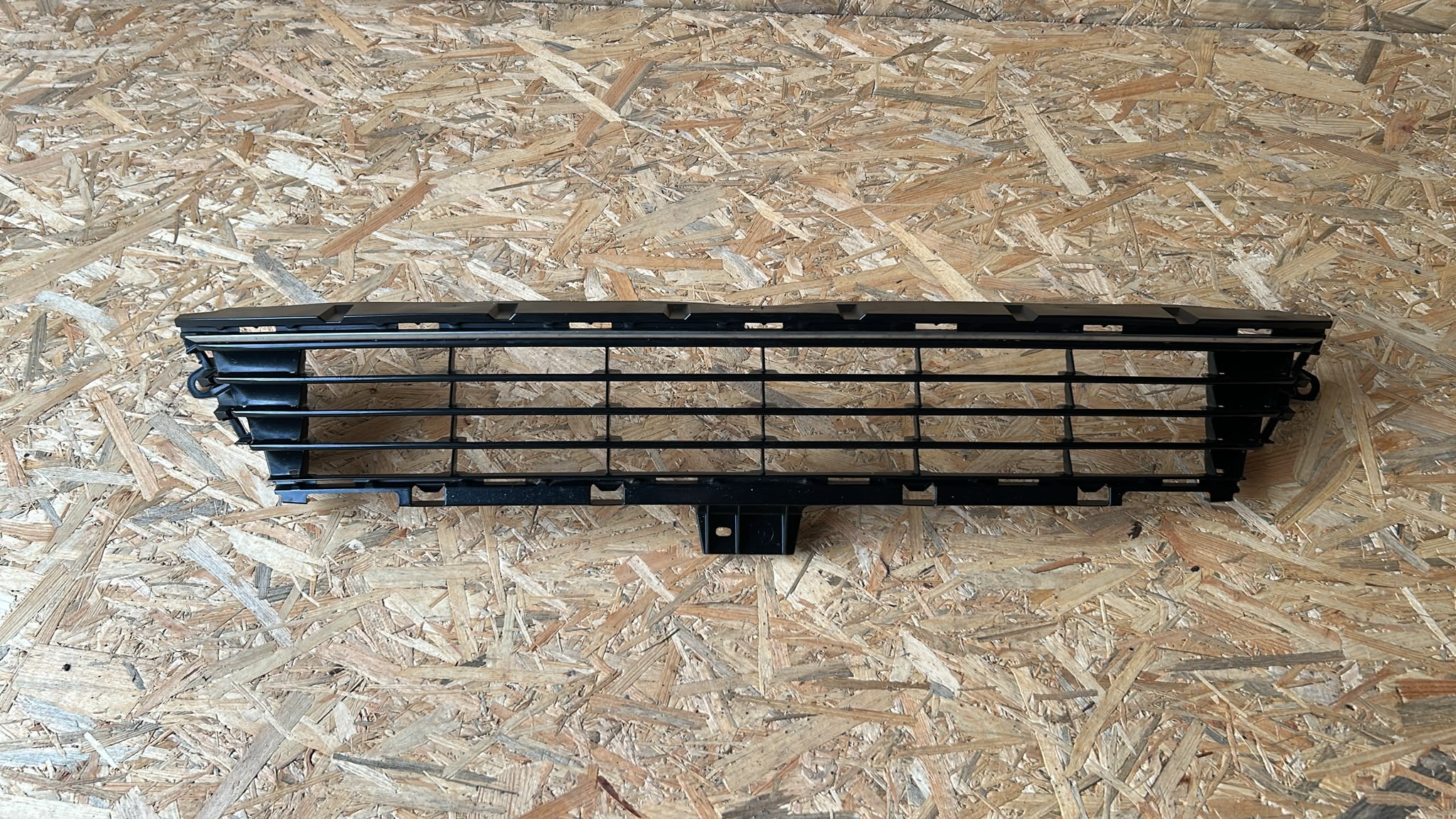 grid of a bumper central front front TOYOTA AURIS II 15-18