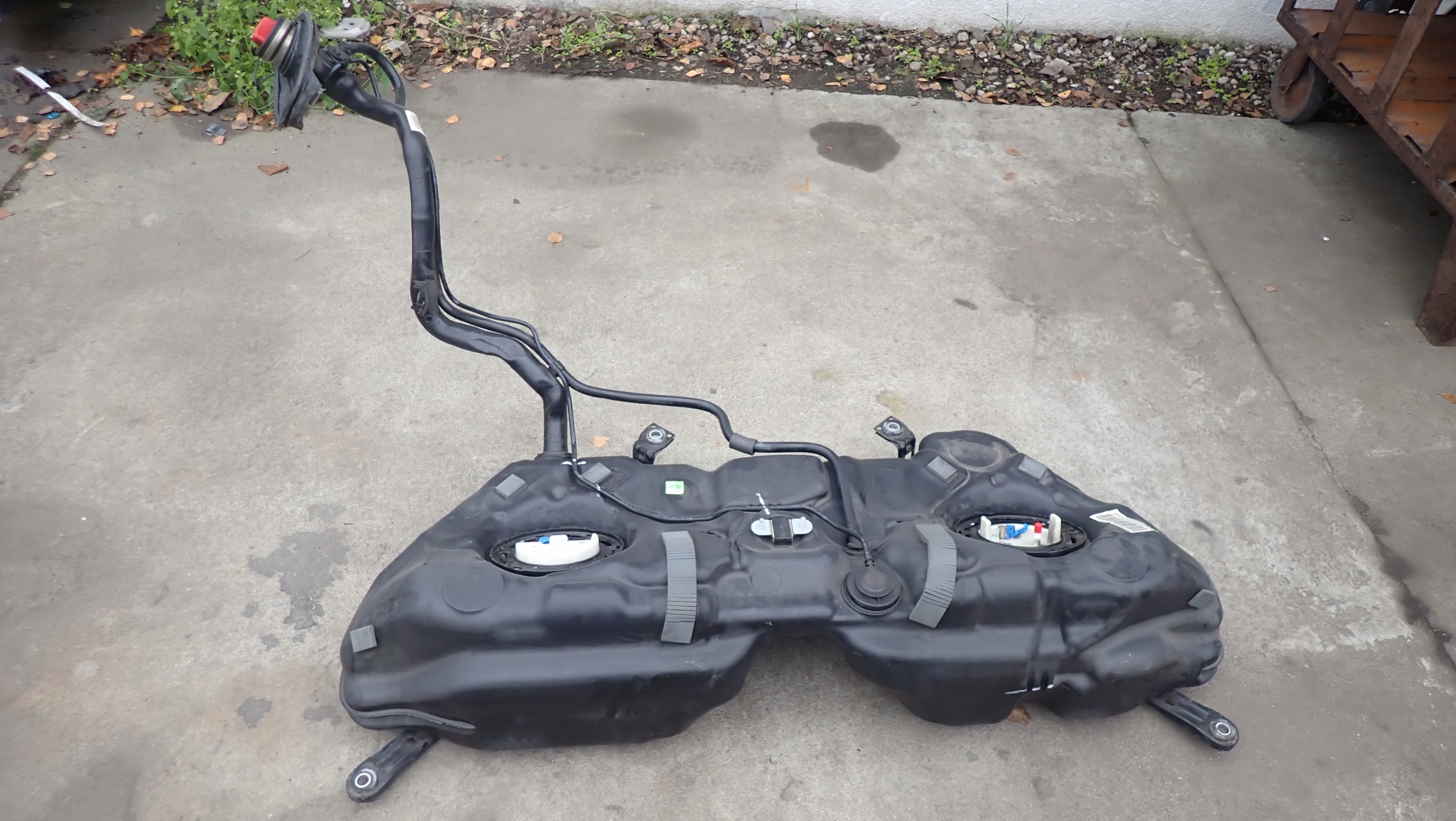 A2044703901 - Бензобак топливный бак труба наполнитель MERCEDES W204 насос