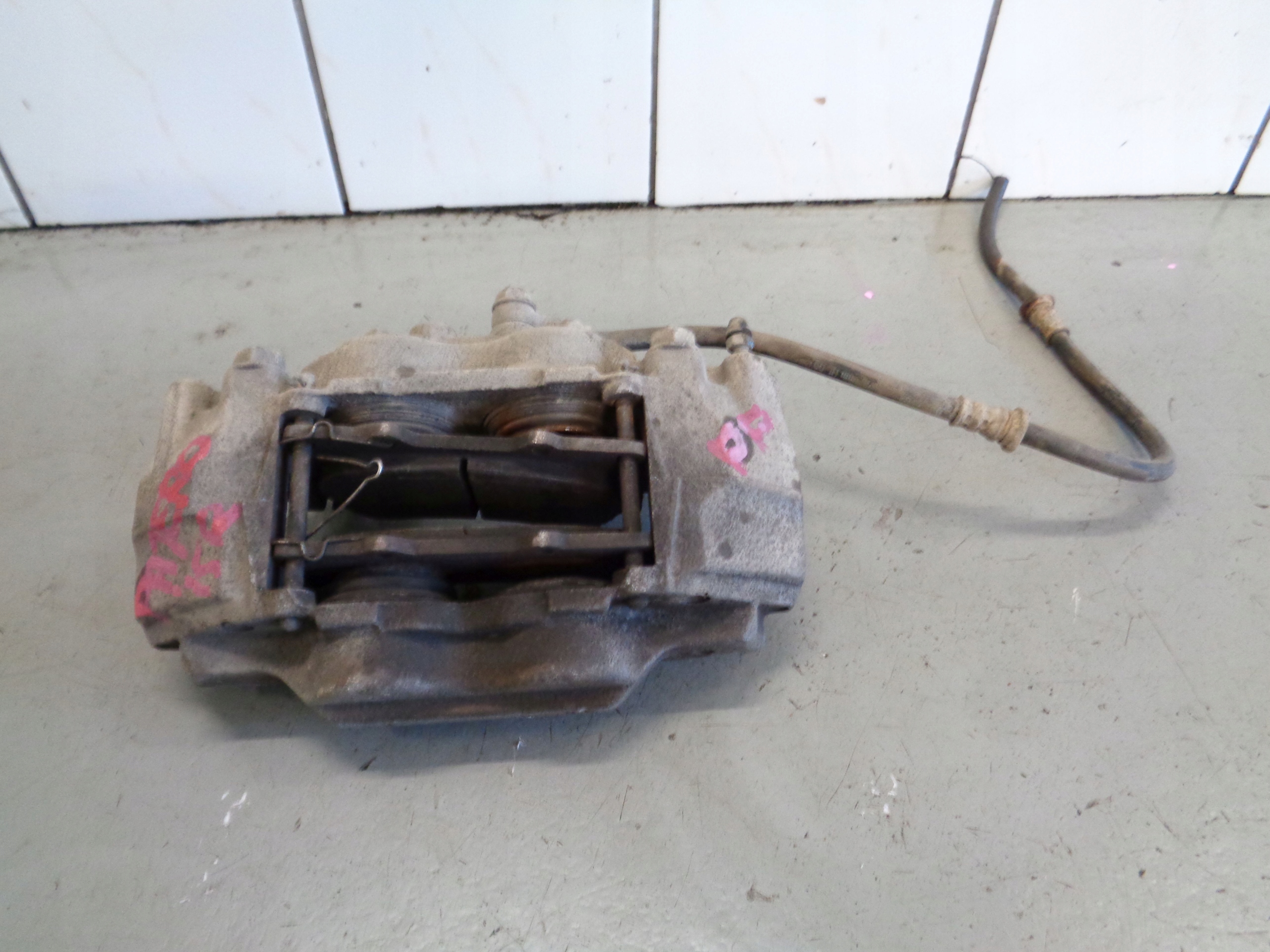 3,2 - Зажим правый передний PAJERO IV 3.2 DID 15r