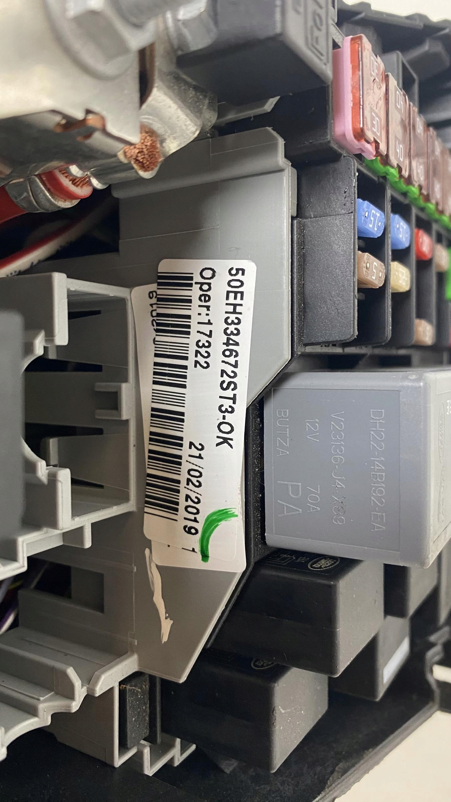 SKRZYNKA BEZPIECZNIKÓW ROVER DISCOVERY SPORT L550 Producent części Land Rover OE